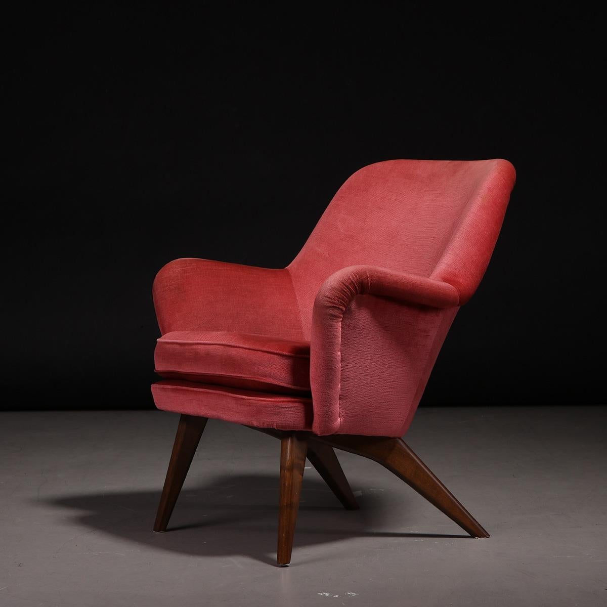 Finnish lounge armchair model Pedro designed by Carl Gustaf Hiort af Ornäs for Puunveisto Oy in Finland, 1950s.

This elegant armchair model by the Finnish architect Carl Gustaf Hiort features an extraordinary sculptural design mainly achieved of