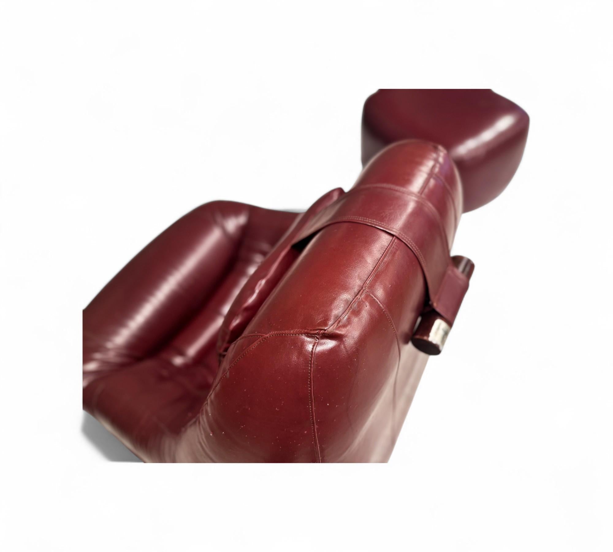 Poltrona MP-113 con ottomana in ecopelle originale, anni '70 circa in vendita 3