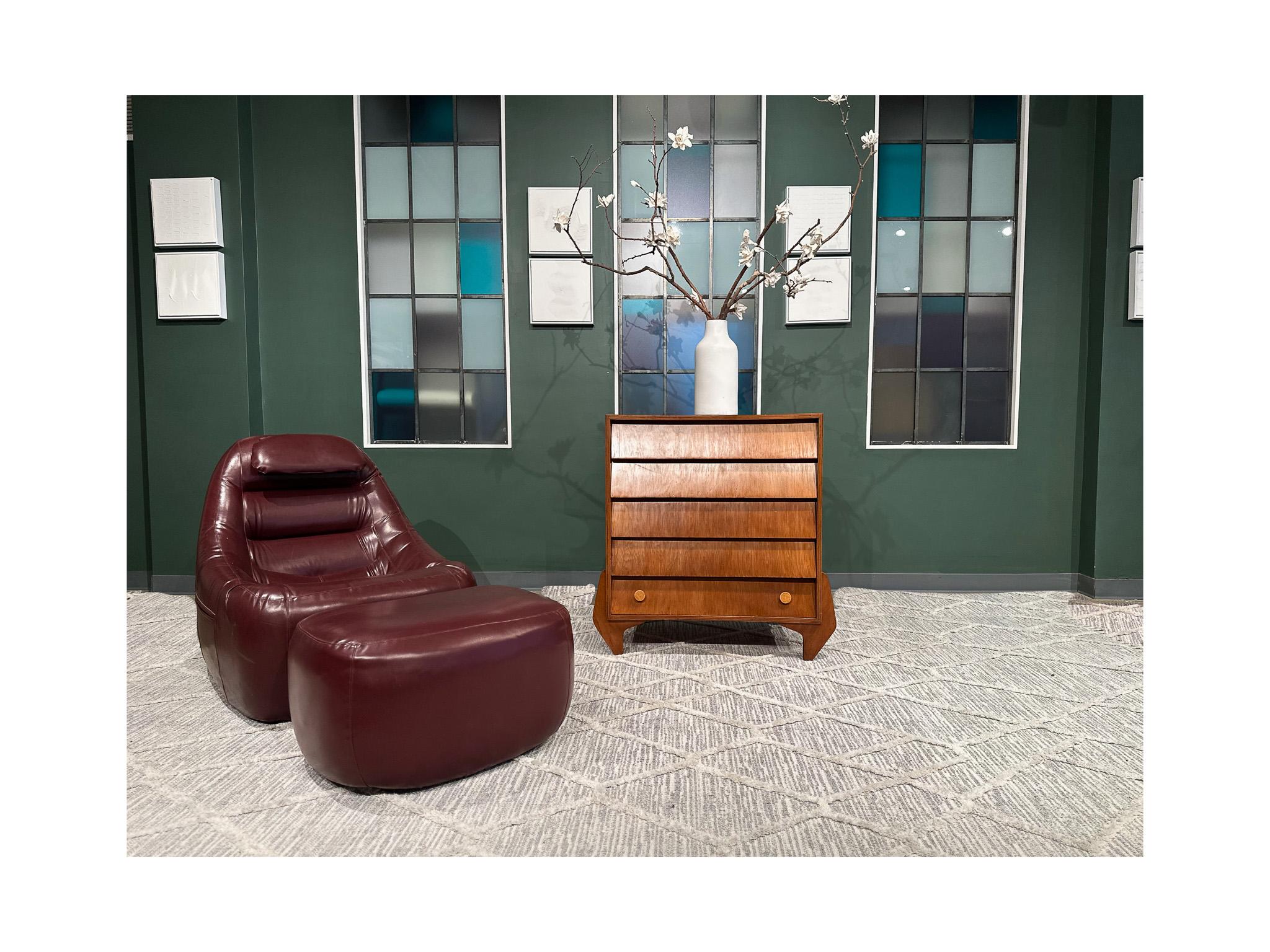 Fauteuil MP-113 avec pouf en faux cuir d'origine, vers 1970 en vente 4