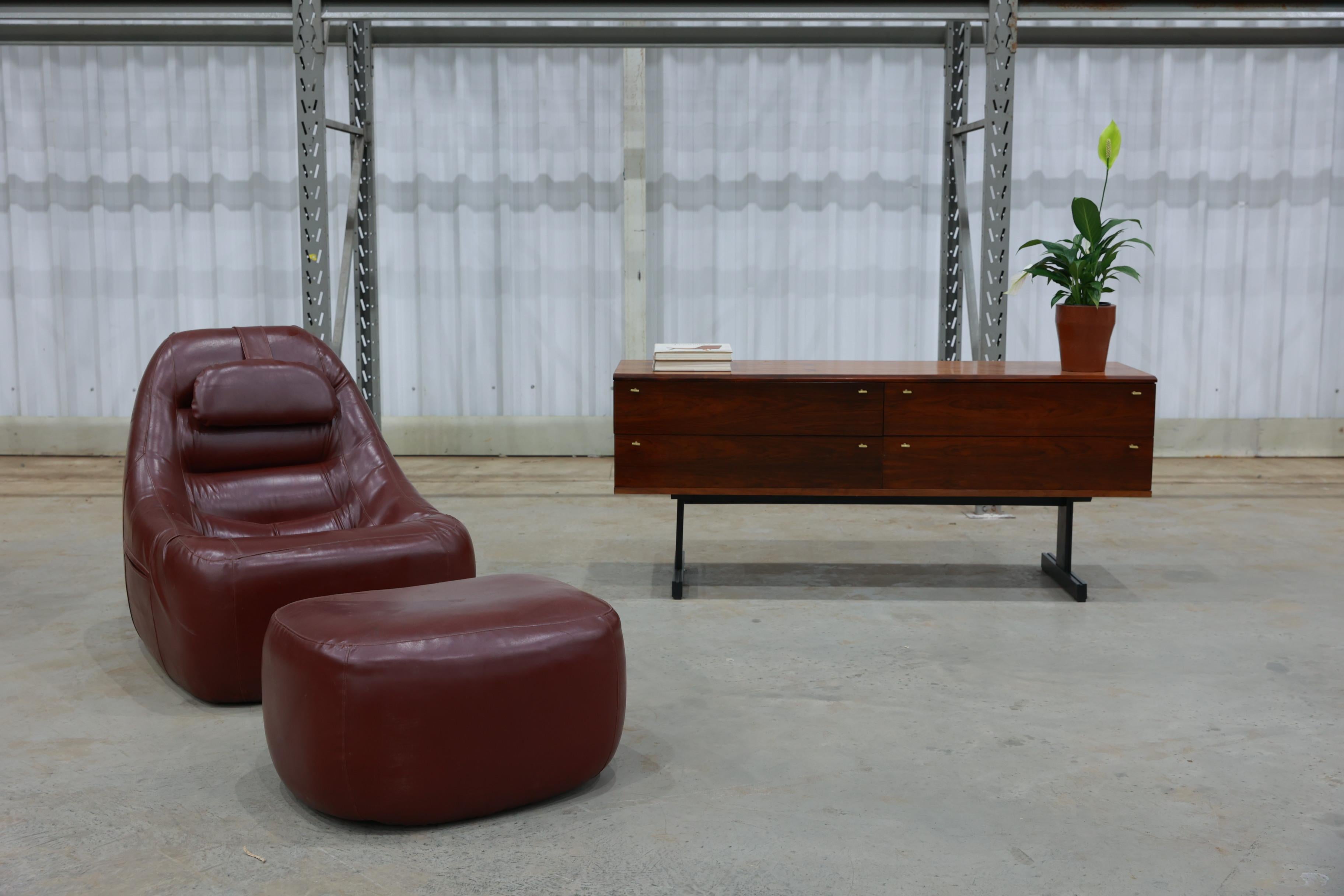 Sessel MP-113 mit Ottomane aus originalem Kunstleder, ca. 1970er Jahre im Angebot 8