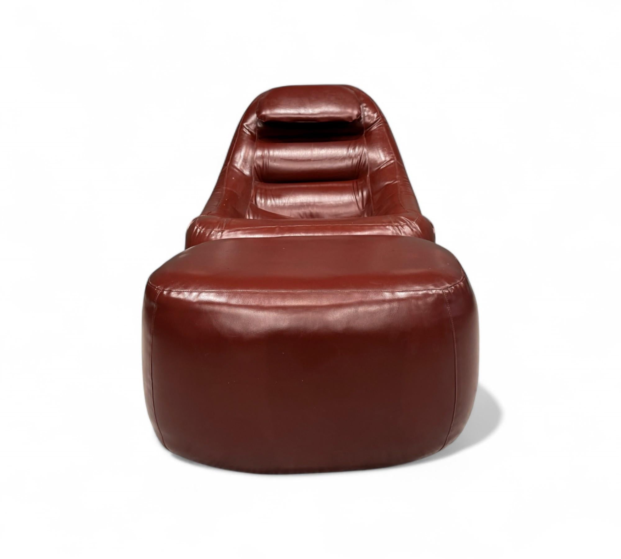 Mid-Century moderno Poltrona MP-113 con ottomana in ecopelle originale, anni '70 circa in vendita