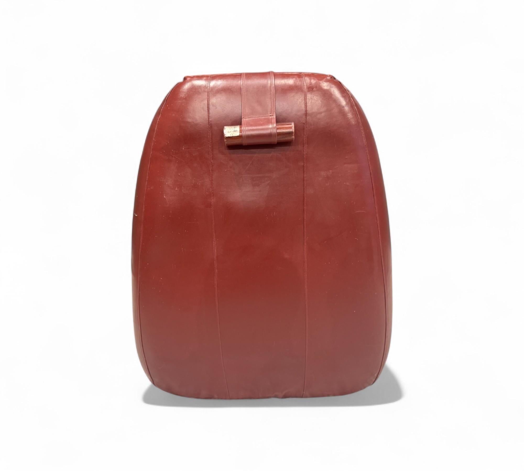 Poltrona MP-113 con ottomana in ecopelle originale, anni '70 circa in vendita 1