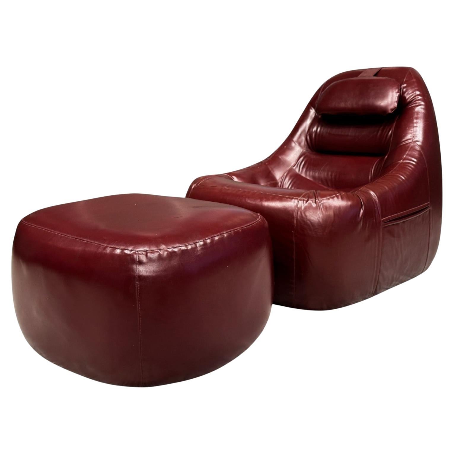 Poltrona MP-113 con ottomana in ecopelle originale, anni '70 circa in vendita