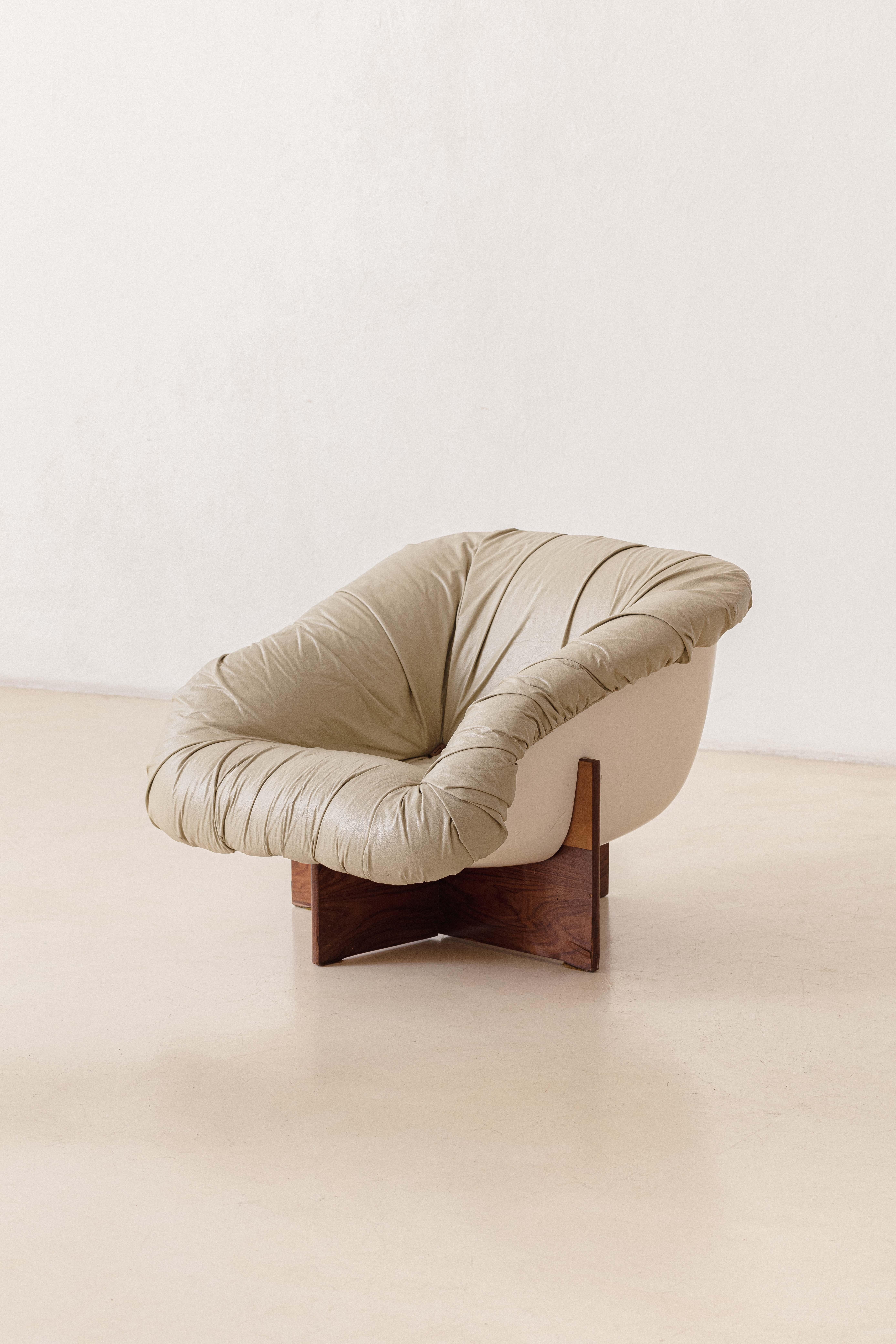 Percival Lafer's inventive nature expressed itself in the most different creations he adventured: architecture, cars, payphone hoods, newsstands, and medical care objects. But it was in the furniture making that he reached his most significant