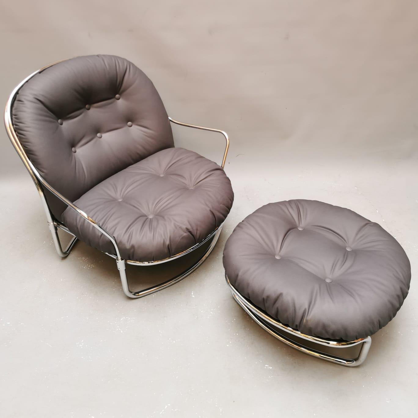 Dieser Sessel aus Stahlrohr wurde 1969 von Carlo de Carli für Cinova in Italien entworfen. Ein eleganter Sessel mit einem weichen, soliden Gestell, der sich wie alle seine Entwürfe als bequem und gemütlich erweisen wird. Das Objekt wurde mit einem