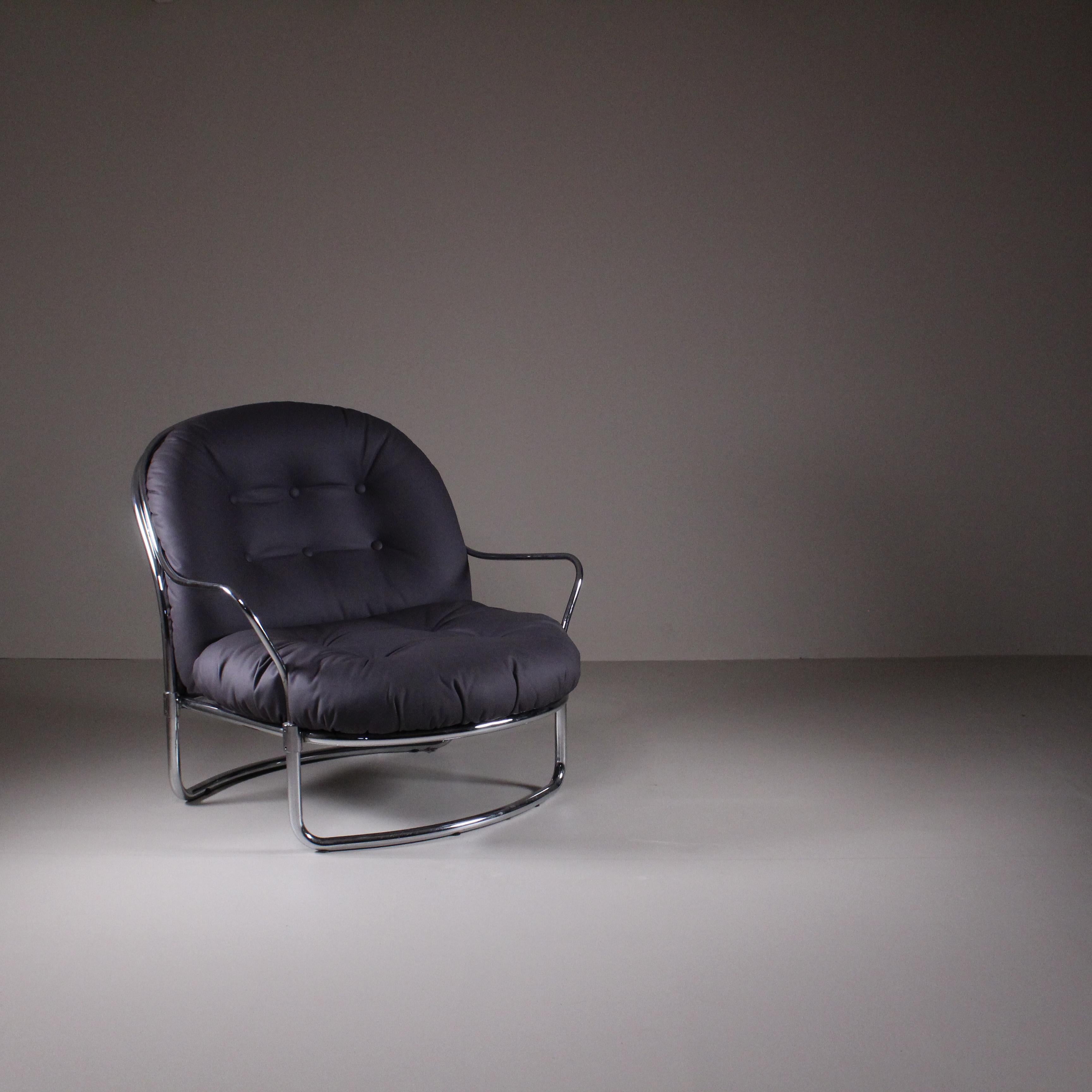 Ce fauteuil en acier tubulaire a été conçu par Carlo de Carli pour Cinova en Italie en 1969. Un fauteuil élégant à la structure souple et solide qui se révélera confortable et douillet, comme toutes ses créations. L'objet a été restauré en