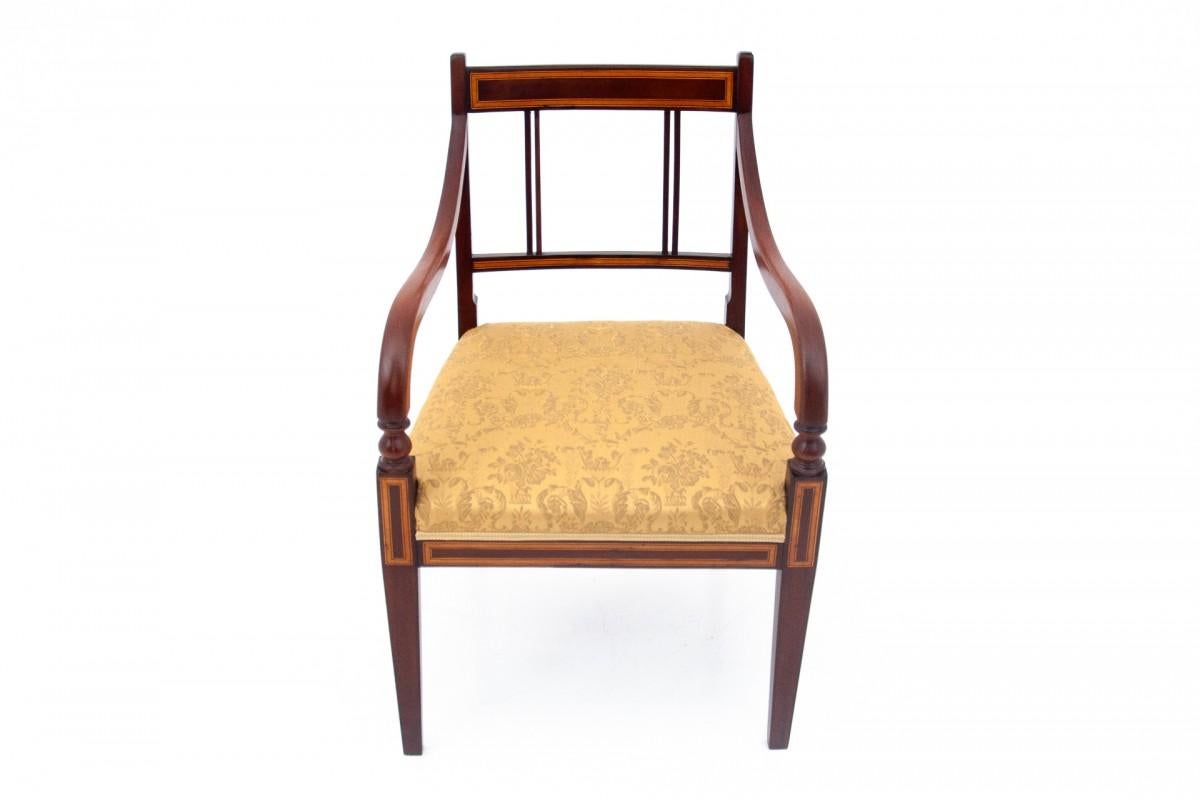 Ein antiker Sessel aus der Zeit der Wende vom 19. zum 20.

Das Möbelstück ist in sehr gutem Zustand, nach professioneller Renovierung ist der Sitz mit neuem Stoff bezogen.

Abmessungen: Höhe 81 cm / Sitzhöhe. 42 cm / Breite 53 cm / Tiefe 55 cm