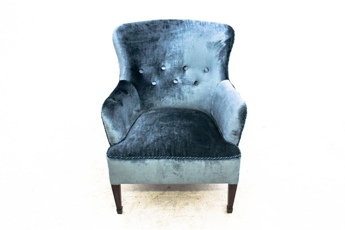 Ein Sessel aus den 1930er Jahren.

Sessel in sehr gutem Zustand nach professioneller Renovierung. Die Möbel sind mit einem neuen Stoff überzogen worden.

Maße: Höhe 78 cm / Sitzhöhe 38 cm / Breite 66 cm / Tiefe 72 cm