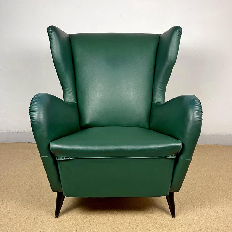 The armchair of Paolo Buffa was made in Italy in the 1950s. This armchair conveys how and why Italy succeeded in the much-desired mid-century modern style. This chair combines style with function. Like many Italian chairs from the 1950s, this chair