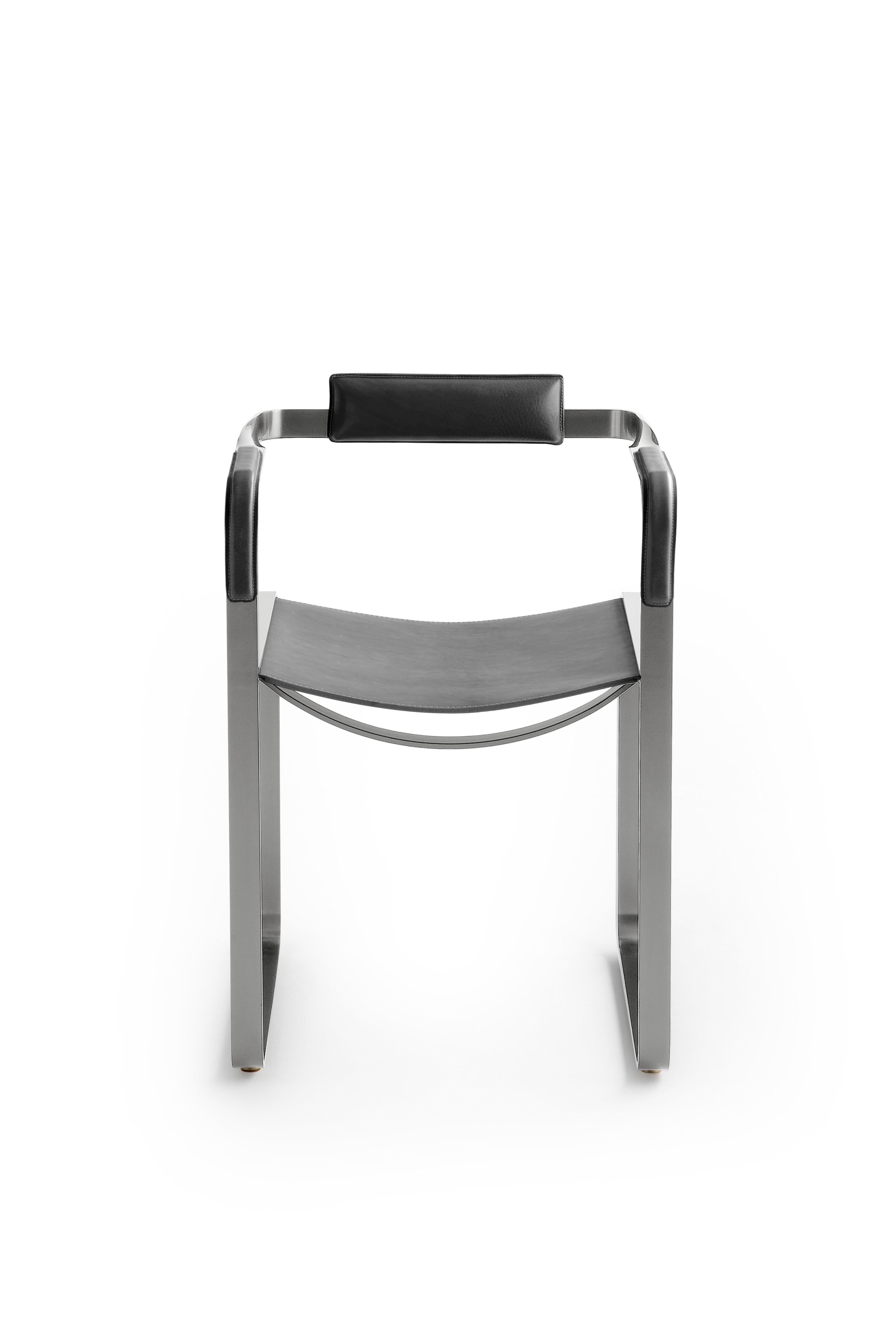 Der zeitgenössische Sessel Wanderlust gehört zu einer Kollektion von minimalistischen und ruhigen Stücken, bei denen sich Exklusivität und Präzision in kleinen, auf den ersten Blick unscheinbaren Details wie den handgedrehten Metallmuttern und