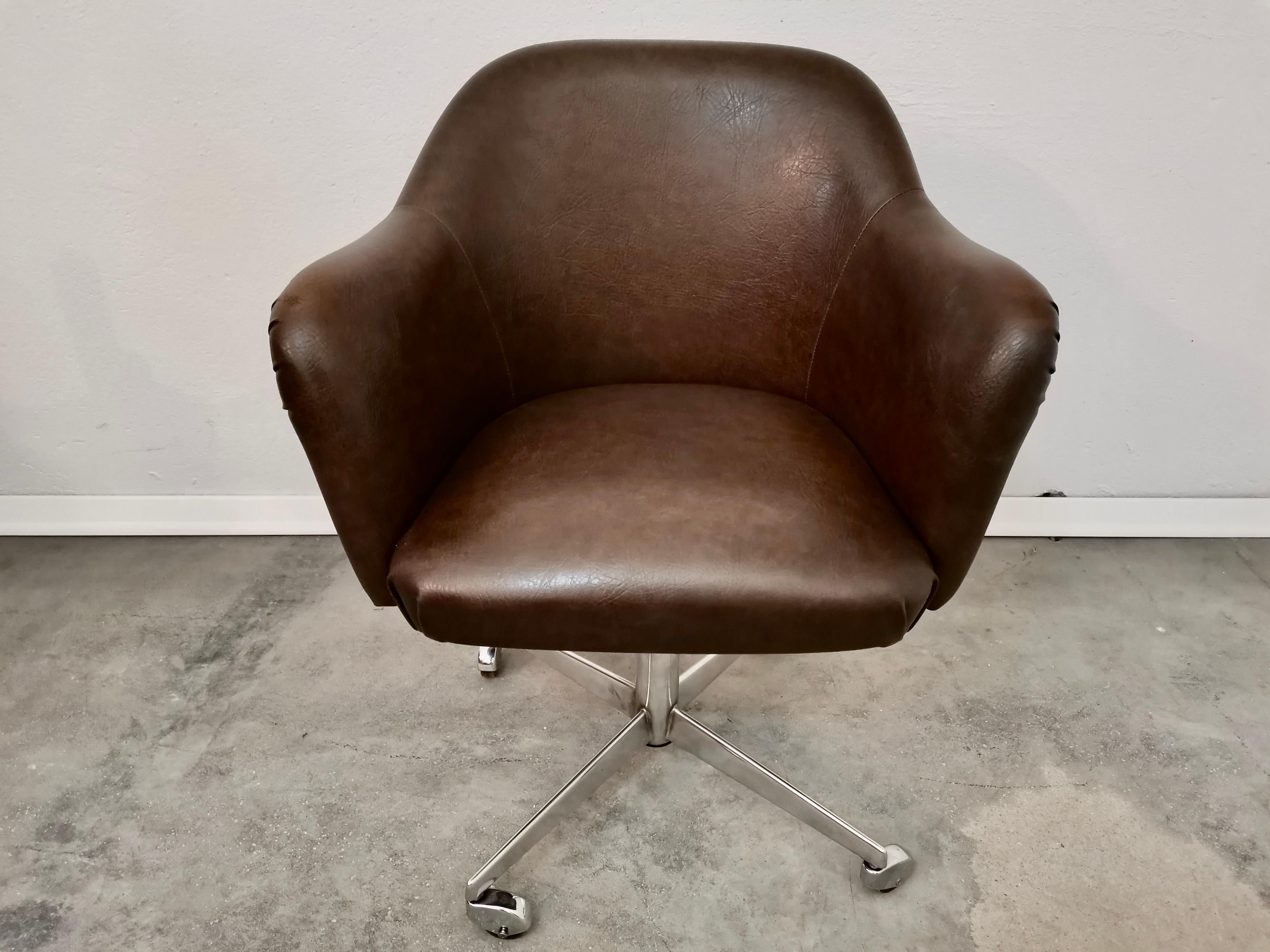 Sessel auf Rädern, 1960er Jahre „Bear Chair““ (Moderne der Mitte des Jahrhunderts) im Angebot