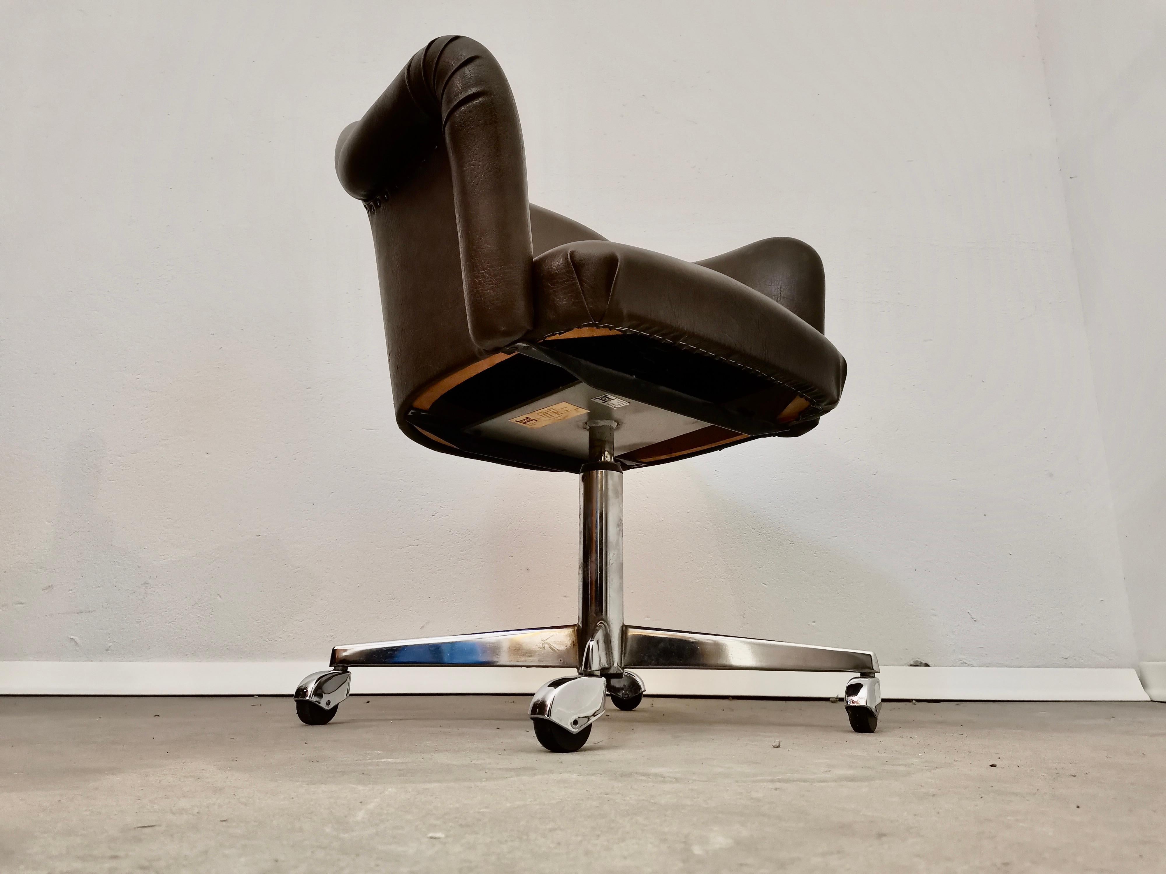 Sessel auf Rädern, 1960er Jahre „Bear Chair““ (Slowenisch) im Angebot