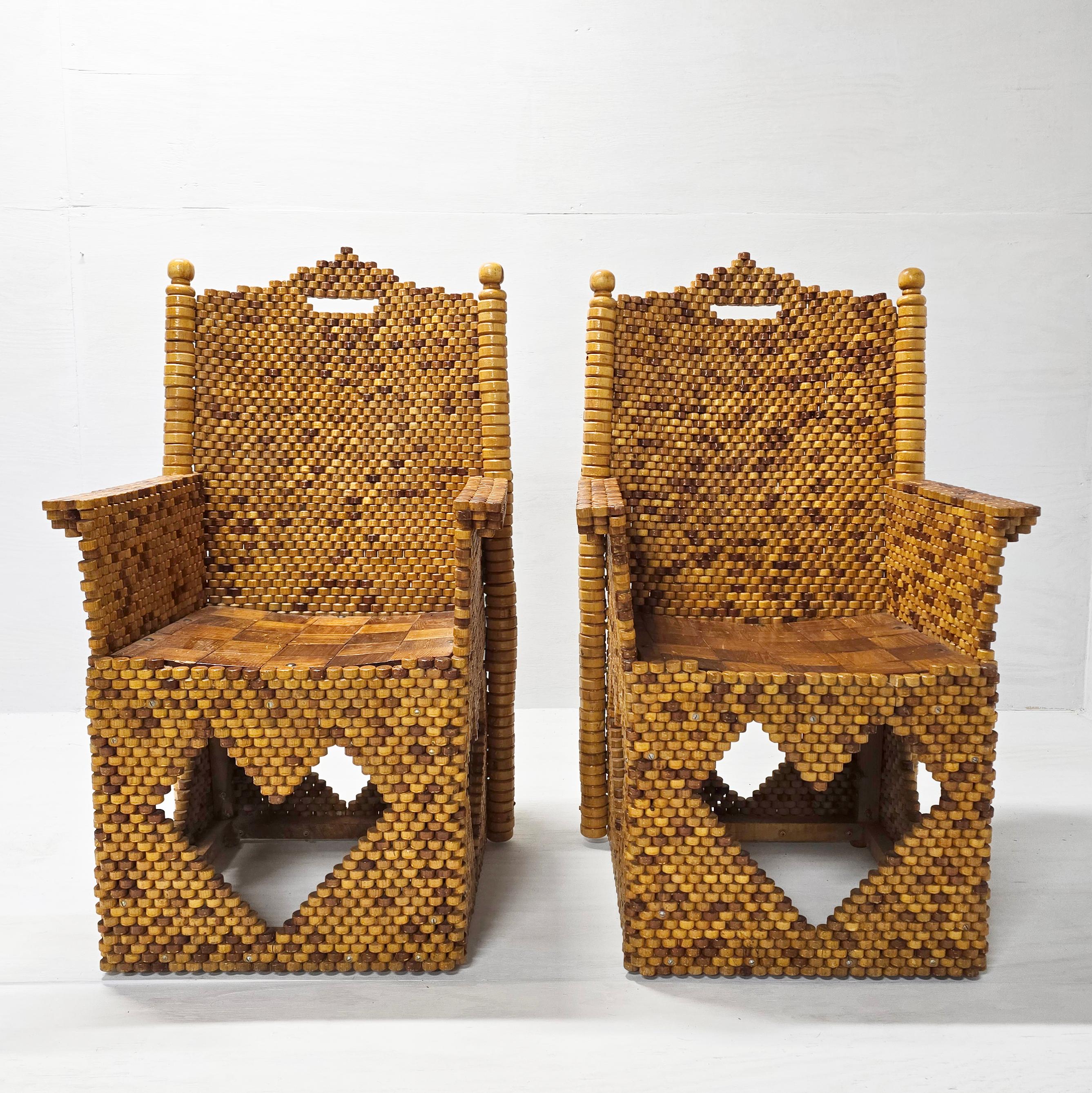 Sessel-Paar, Volkskunst-Spool-Stühle, ca. 1920er-1930er Jahre (20. Jahrhundert) im Angebot