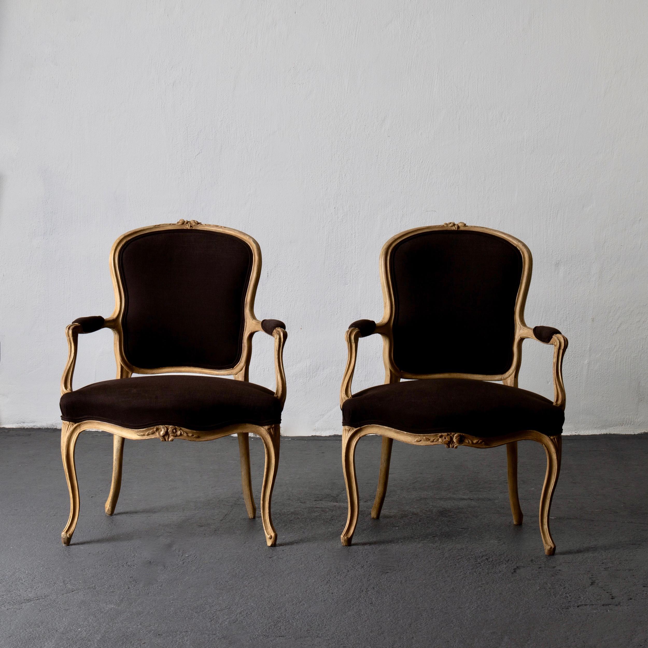 Sessel Paar schwedischen Rokoko gelb braun Schweden. Ein Paar Sessel aus der Zeit des schwedischen Rokoko (1750-1775). Der Rahmen ist in Heugelb lackiert. Details in Rosen und S-Formen geschnitzt. Gepolsterte Rücken- und Armlehnen aus gebürstetem