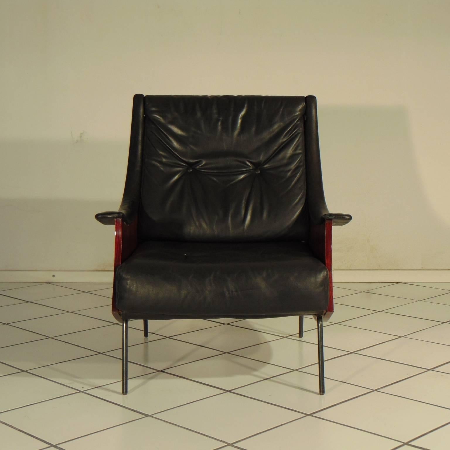 Very first piece of the armchair Pipa in rosewood and black leather with gunmetal color feet, designed by Carlo De Carli and manufactured by Sormani of Arosio, Italy in 1965.
Seat height cm 39 (1.28 ft).
De Carli designed this chair as a hommage to