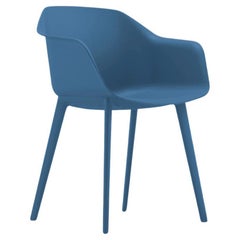 Fauteuil Poly en plastique renforcé de couleur bleue pour un design moderne en intérieur. 