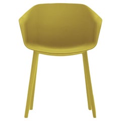 Fauteuil Poly en plastique renforcé jaune pour un design moderne en intérieur. 