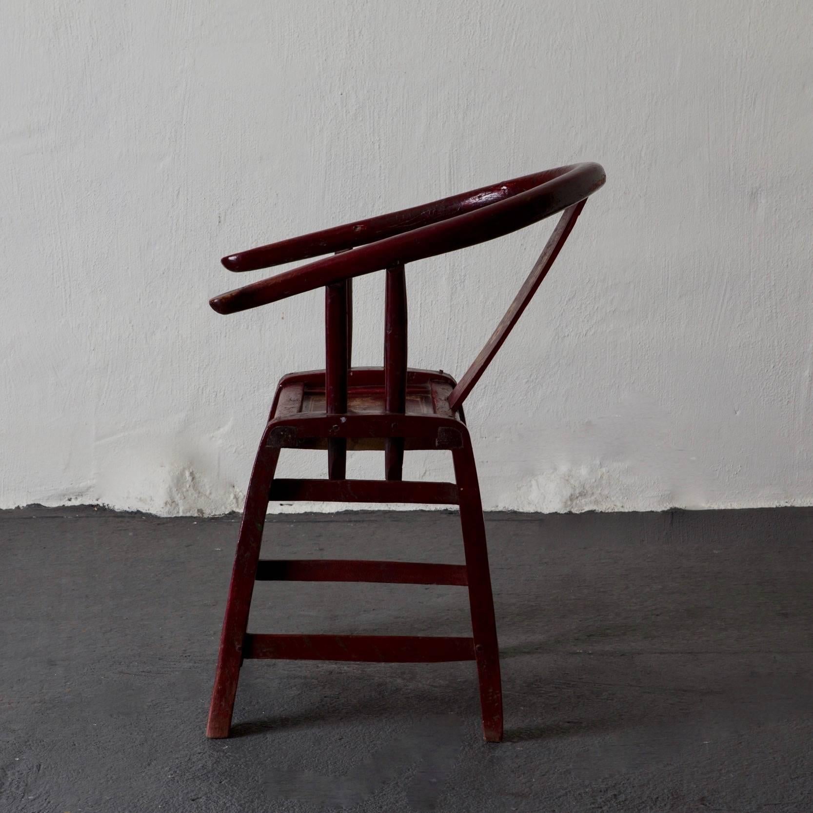 Fauteuil rouge Fauteuil fer à cheval 19ème siècle, Chine. Un beau fauteuil fabriqué dans un style fer à cheval, au cours du 19ème siècle en Chine. Peinture rouge foncé d'origine