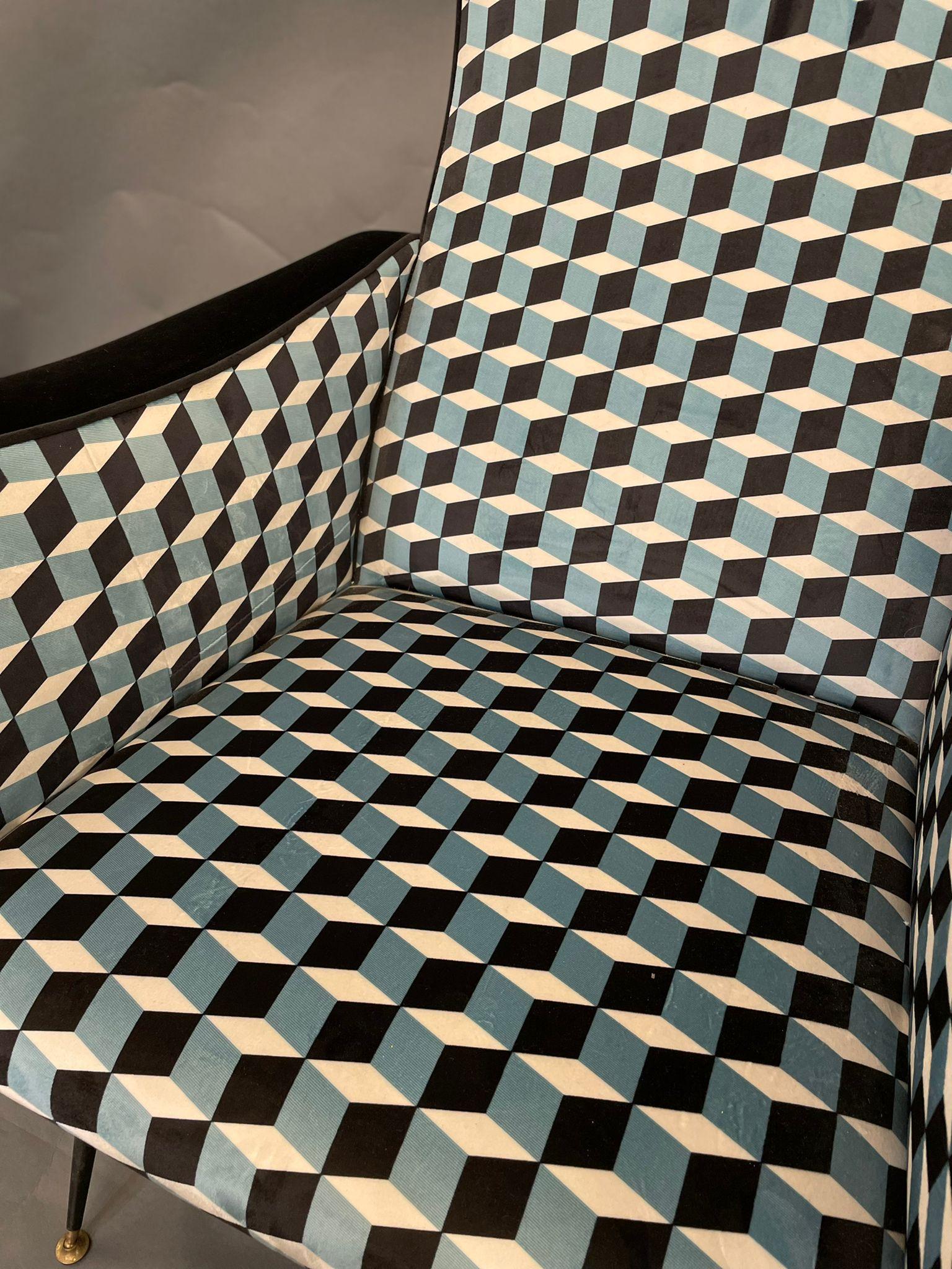 Ein hervorragender Sessel aus der Mitte des Jahrhunderts, neu gepolstert mit schwarzem Samt und schwarz-blauem Stoff im 3D-Design, um 1970. 

