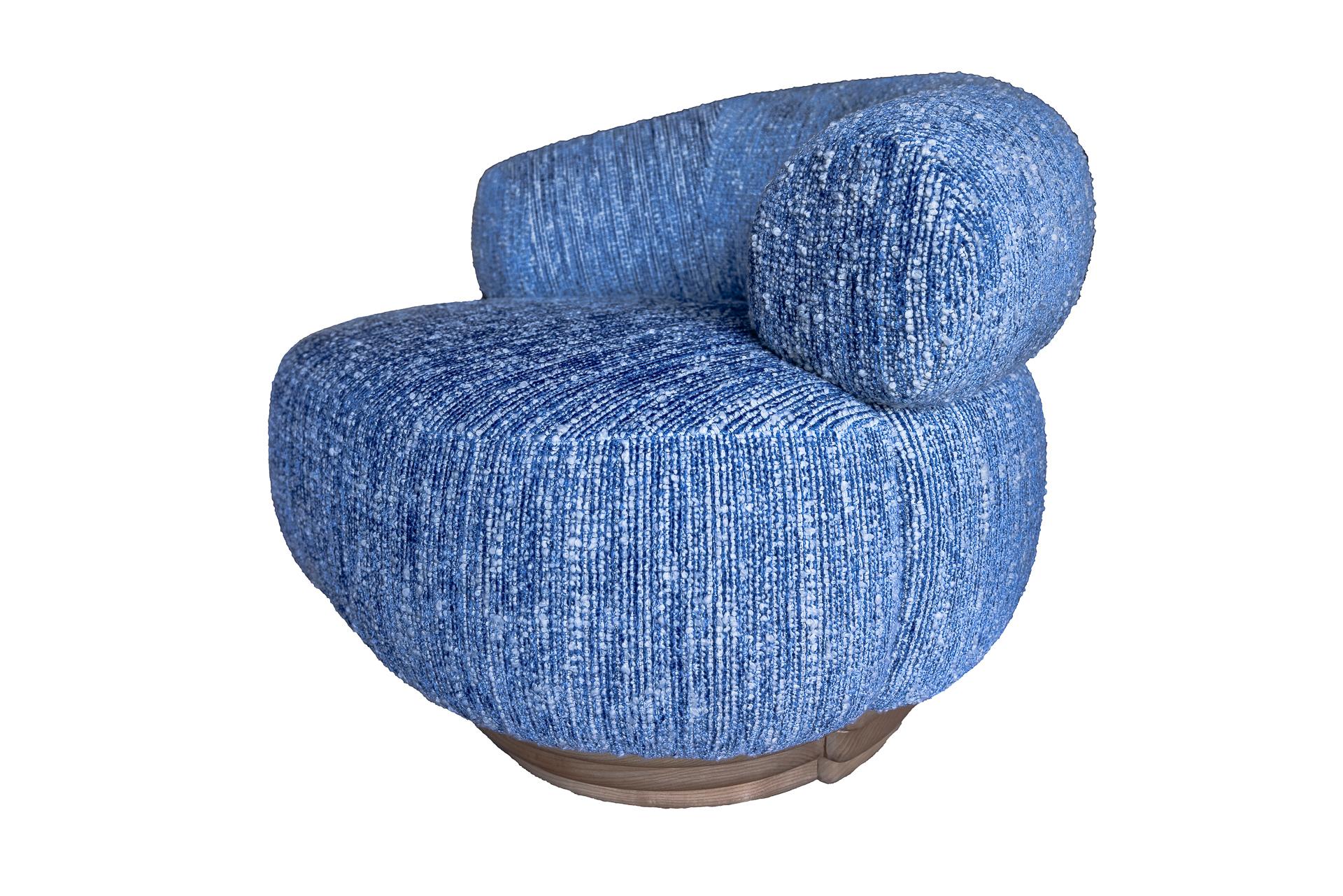 Dans le cadre de son Pop-Up shop français, Miriam a conçu une collection de meubles capsule composée d'un buffet, de fauteuils et d'une table basse fabriqués au Portugal.

Ce fauteuil est réalisé en tweed bleu et lurex, ce qui en fait un siège