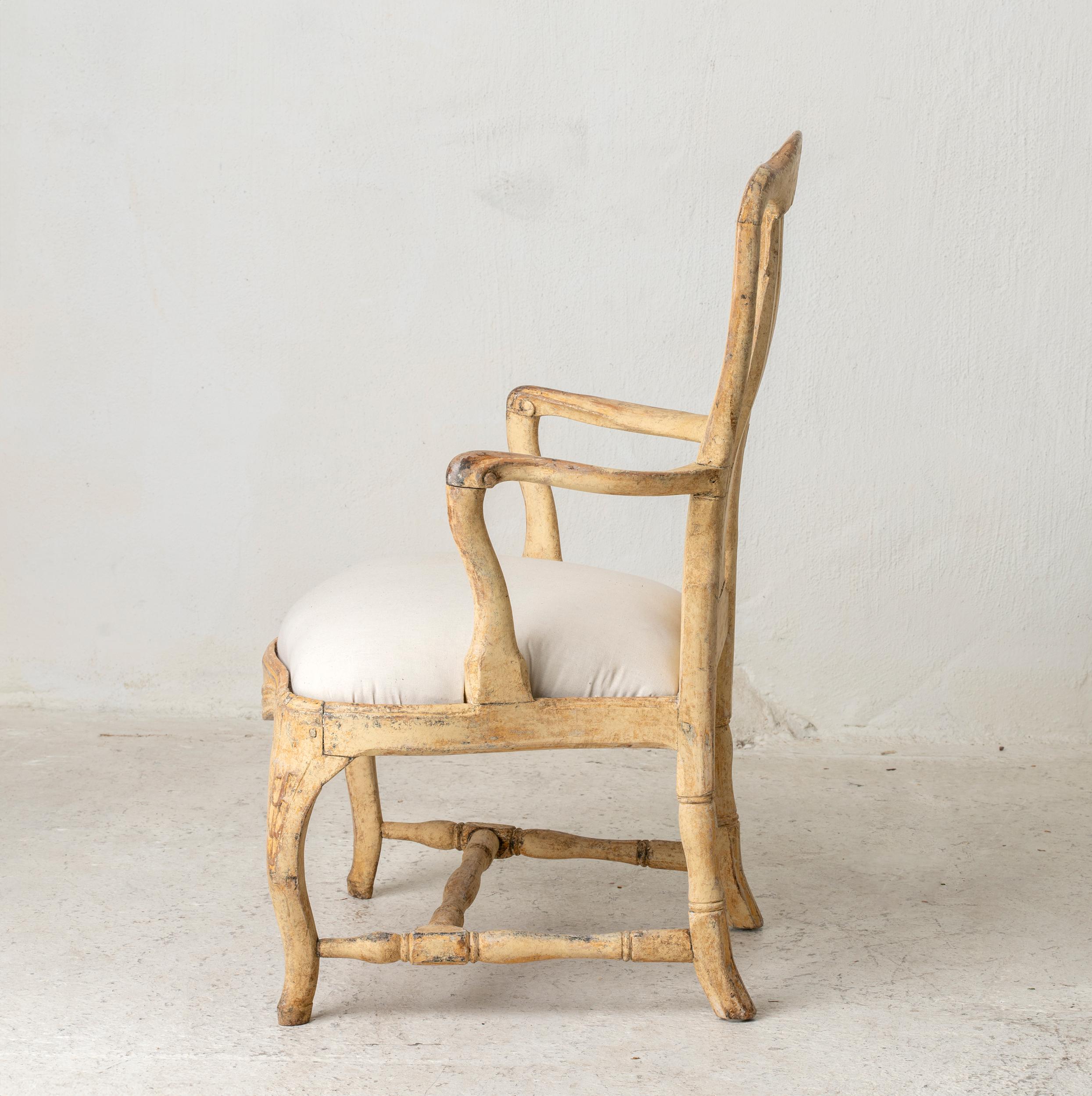 Fauteuil fabriqué en Suède pendant la période rococo 1750-1775. Fabriqué en Suède. Peint plus tard.