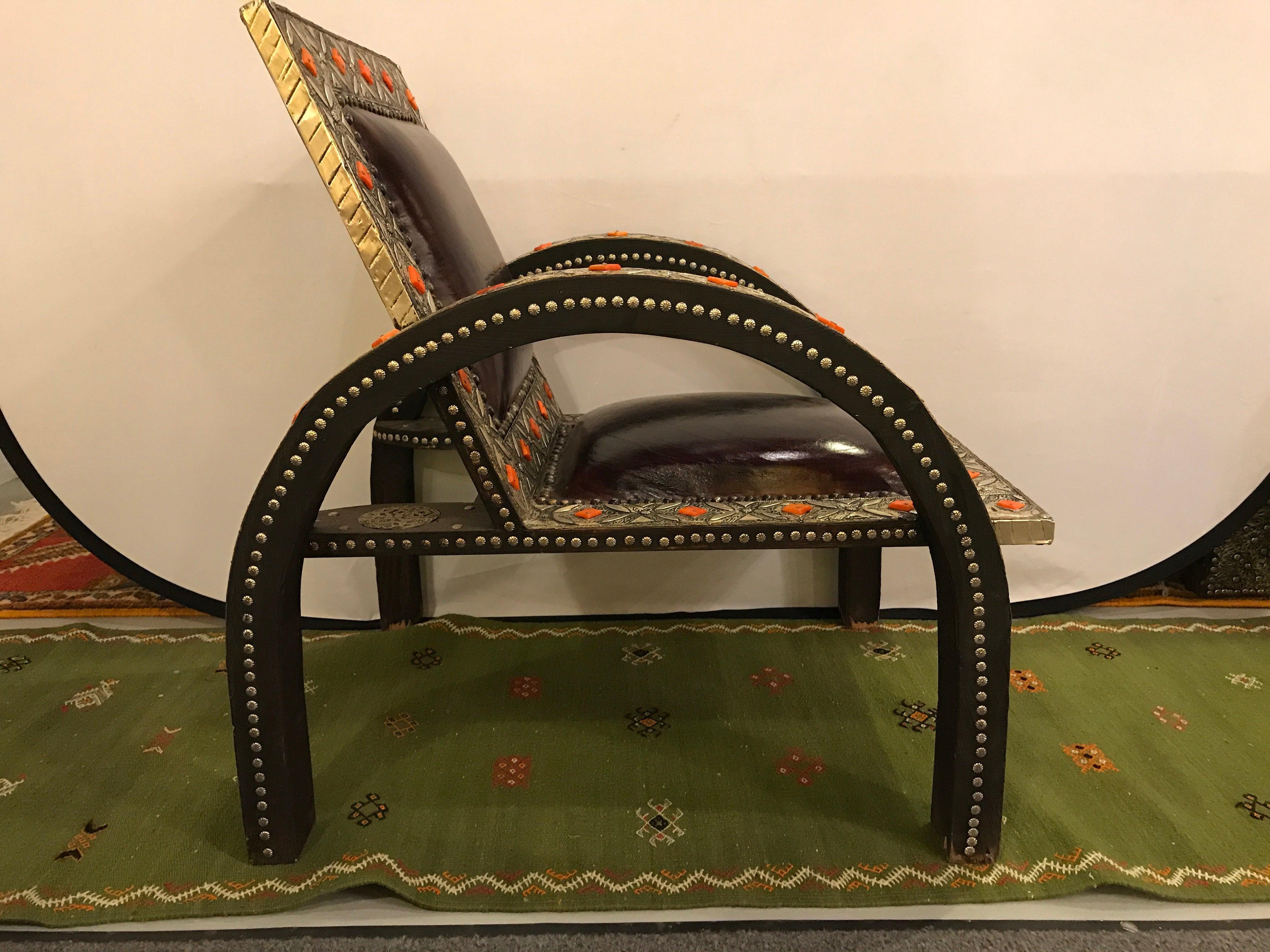Armchair Royal style camel bone, leather and brass inlay
Armchair Royal style camel bone. This armchair embodies the elite craftsmanship and nimble imagination of traditional Moroccan artisans. Constructed from silver metal, inlaid with