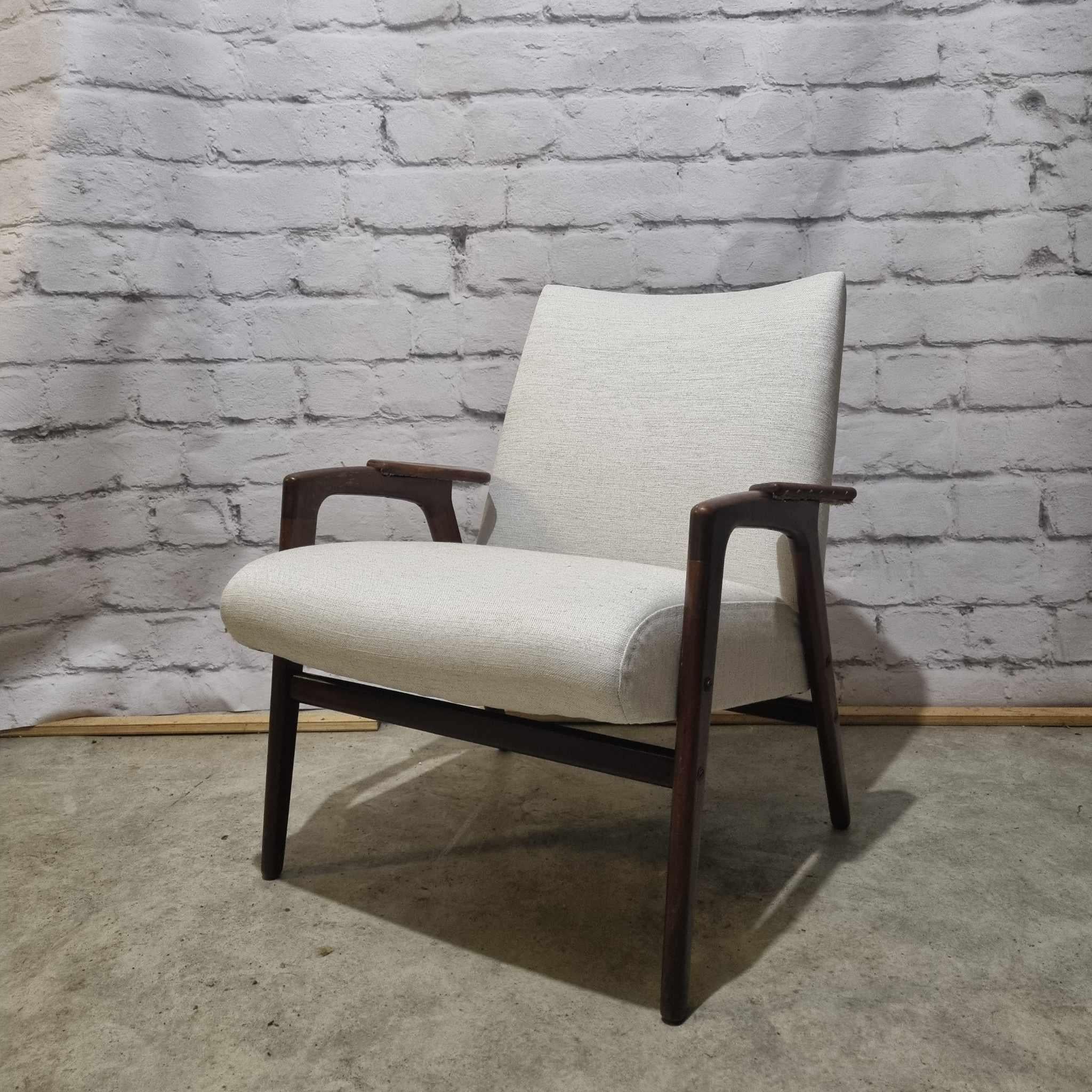 Ein schöner und sehr bequemer Ruster-Sessel, der von dem führenden schwedischen Designer Yngve Ekstrom für Swedese entworfen wurde und in den Niederlanden von der bekannten Firma Pastoe verkauft wird.
Der ursprüngliche Entwurf des Ruster-Sessels war