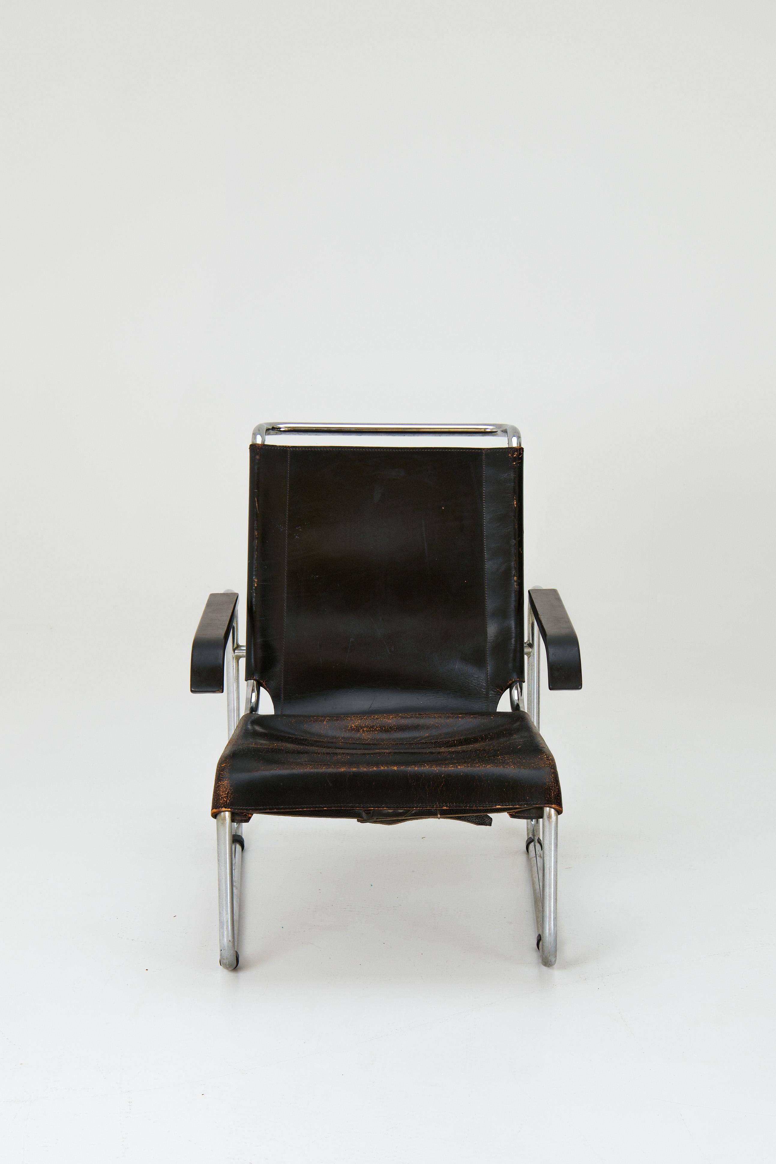 Marcel Breuer diseñó la emblemática silla S35 L en 1929. Las sillas voladizas fueron un sello distintivo del periodo Bauhaus. Este modelo era aún más innovador, ya que los reposabrazos también formaban parte del armazón, creando un efecto de doble