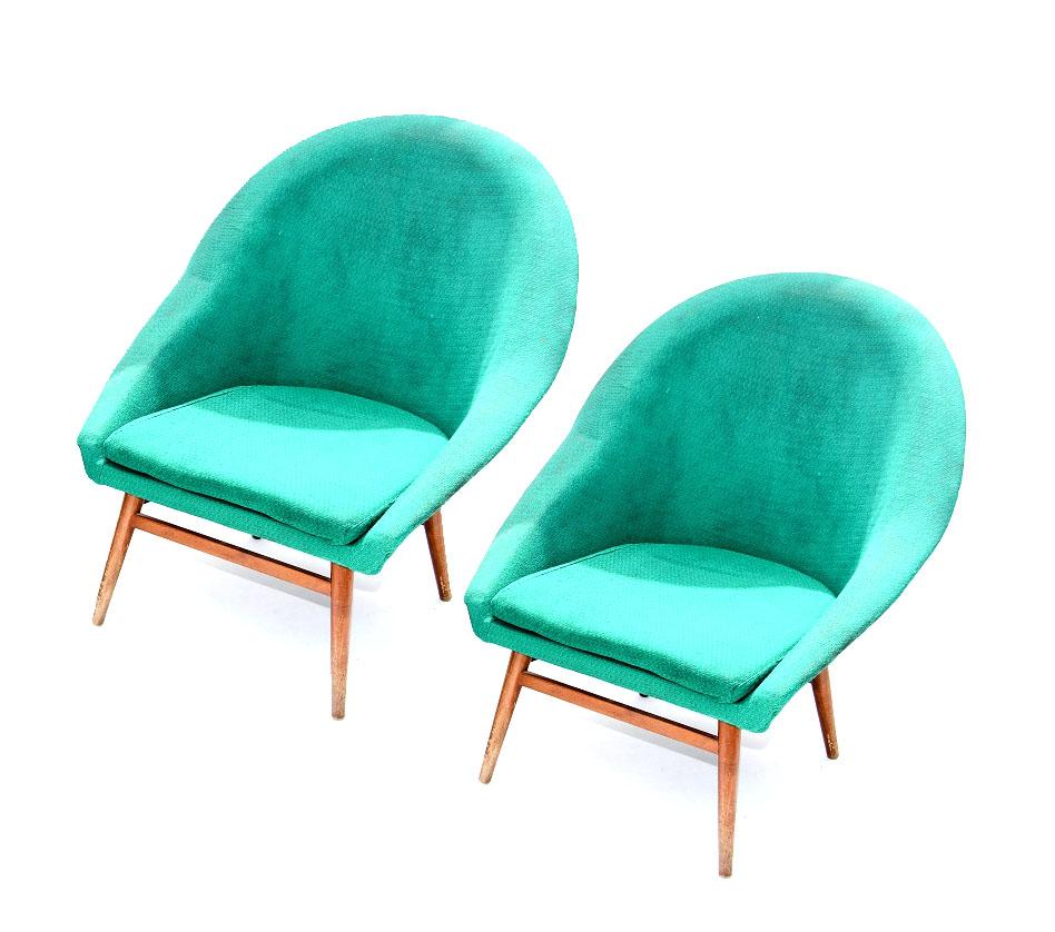 The two club armchairs are in original comndition. They provide comfortable seating. The unique colour of the upholstery will fit in rooms with period furniture.
