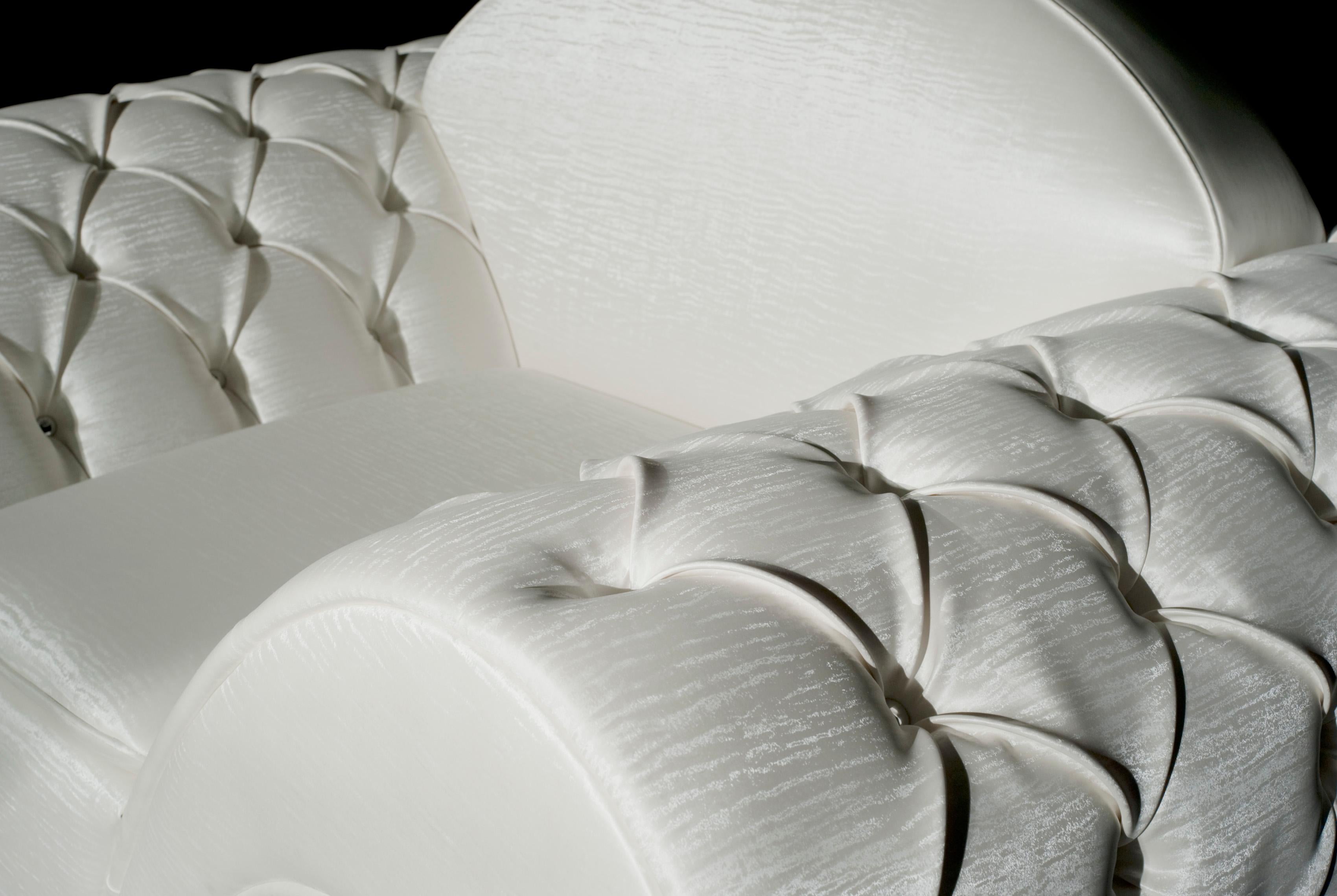Sessel Silhouette, Polsterung, Capitonn, weißes Eco-Leather, Italien (Moderne) im Angebot