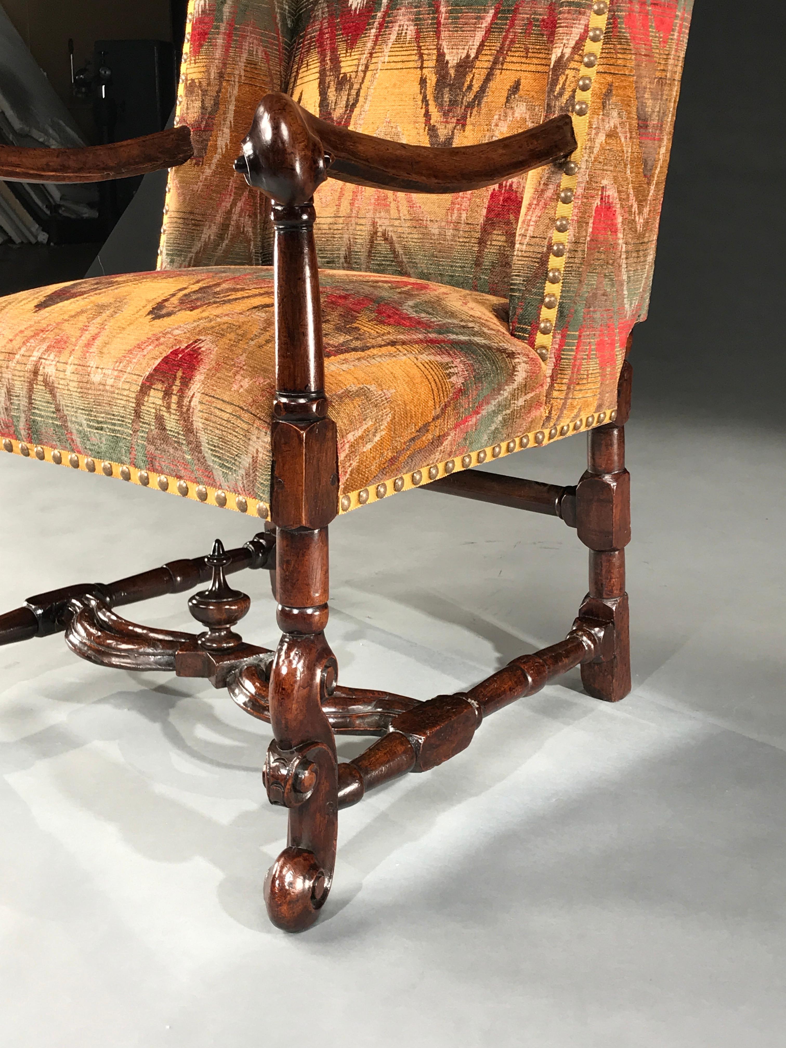Sessel mit Flügeln, schlafend, Nussbaum, gepolstert, Bargello Cresting Barock H-Stretcher  (Spätes 17. Jahrhundert) im Angebot