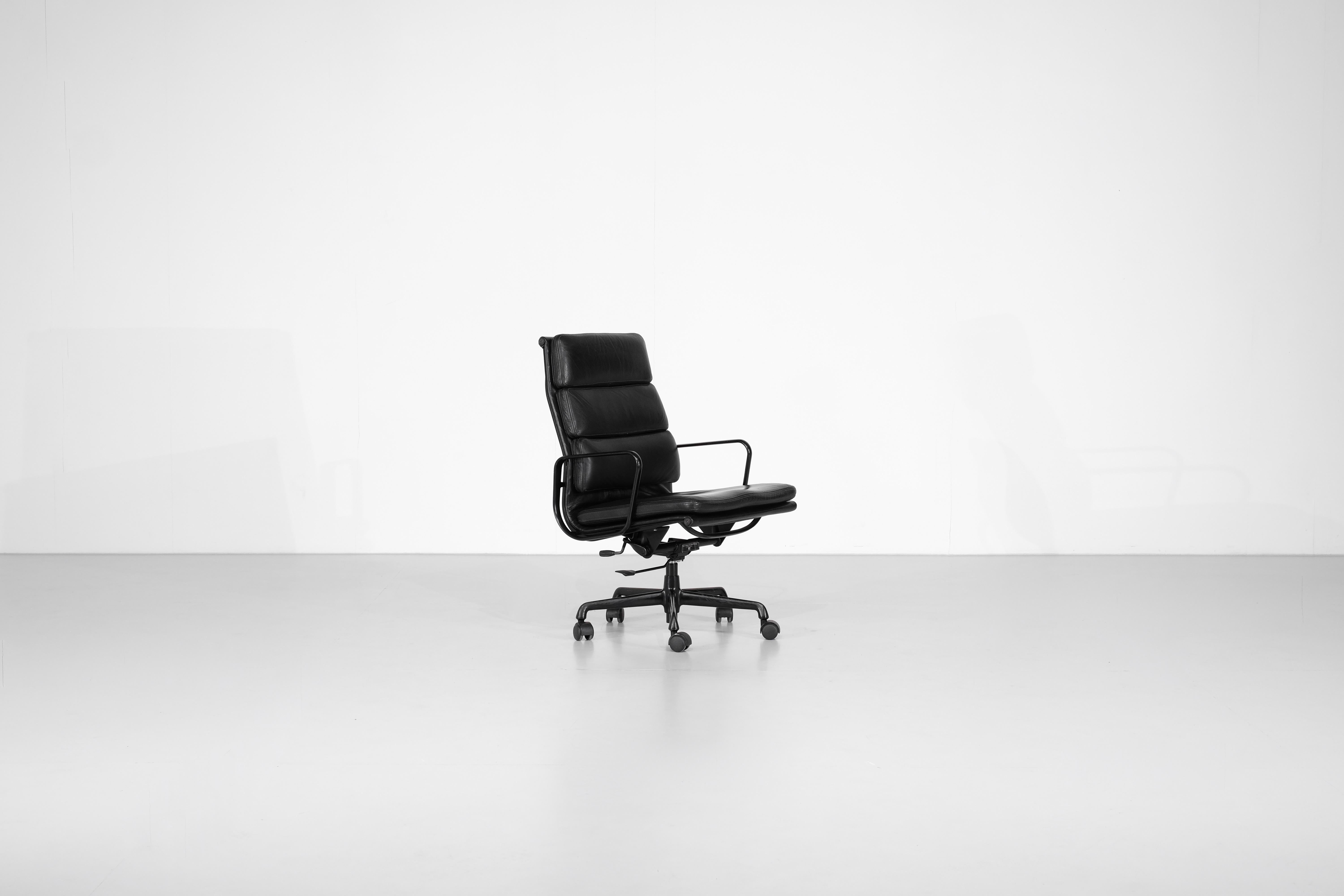 Italian Armchair Soft Pad Chair 