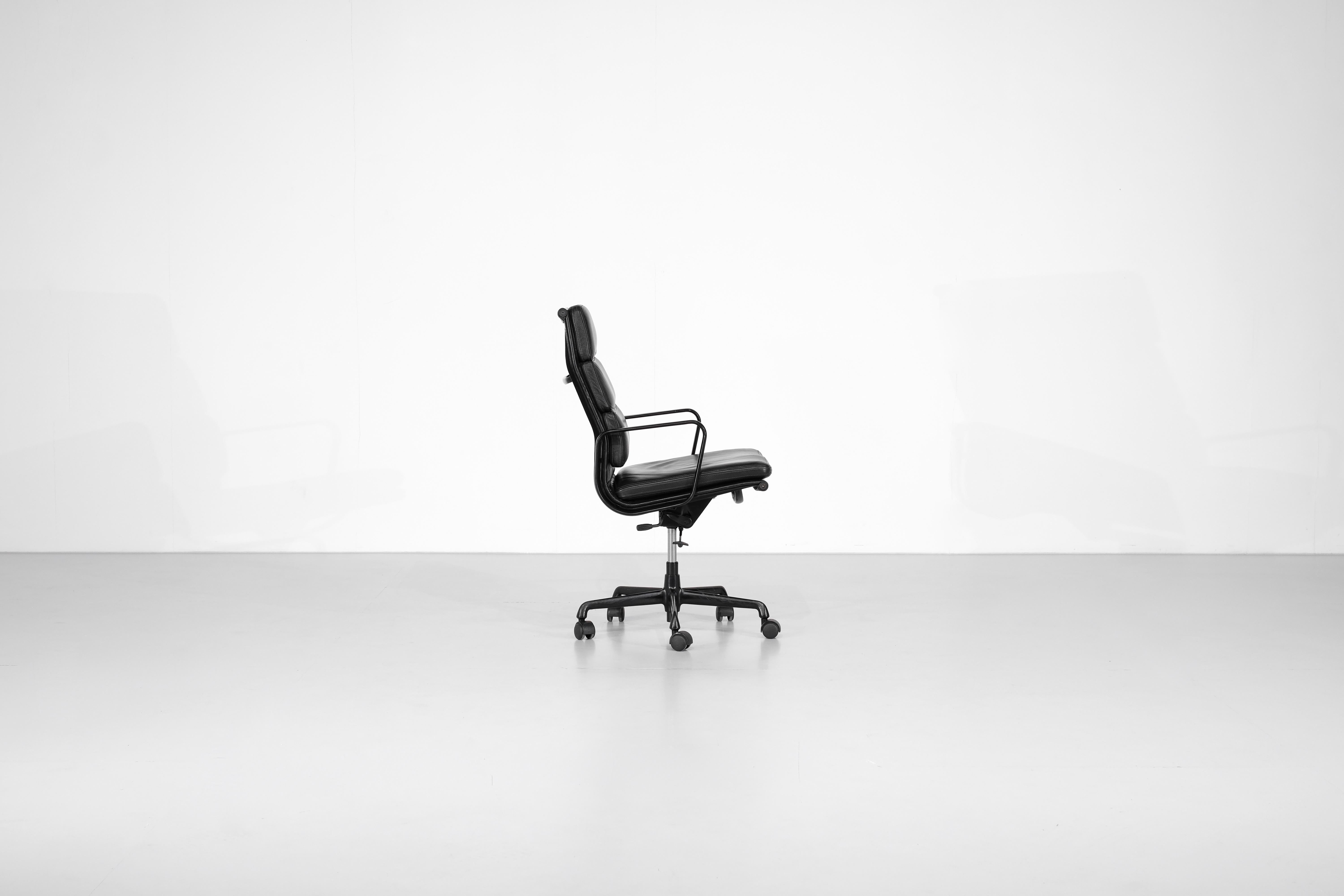 Mid-20th Century Armchair Soft Pad Chair 