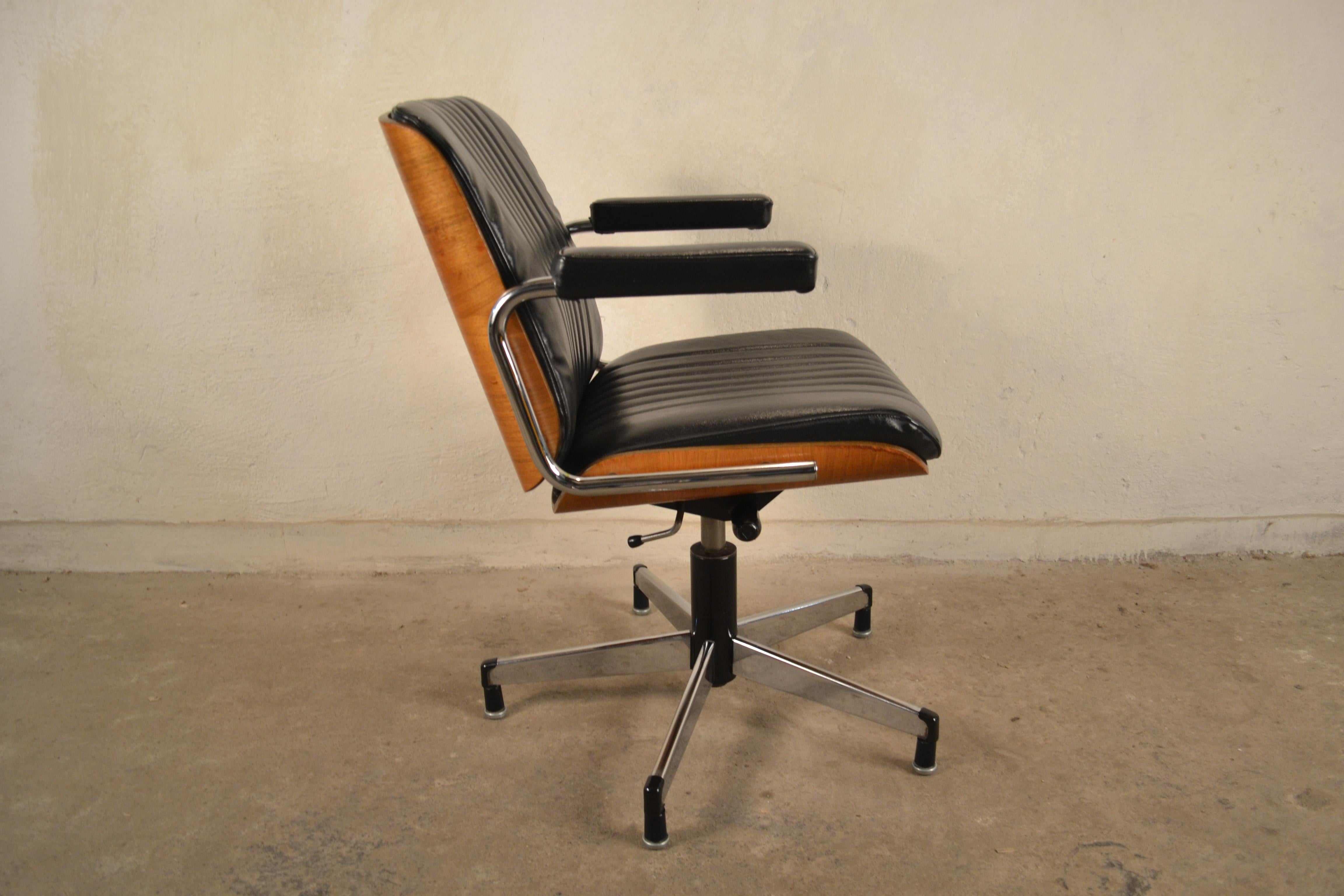 Armchair Stoll Giroflex 7125, Switzerland from the 1960s. Original and signed. Classics and extraordinary form in one. Very good condition.