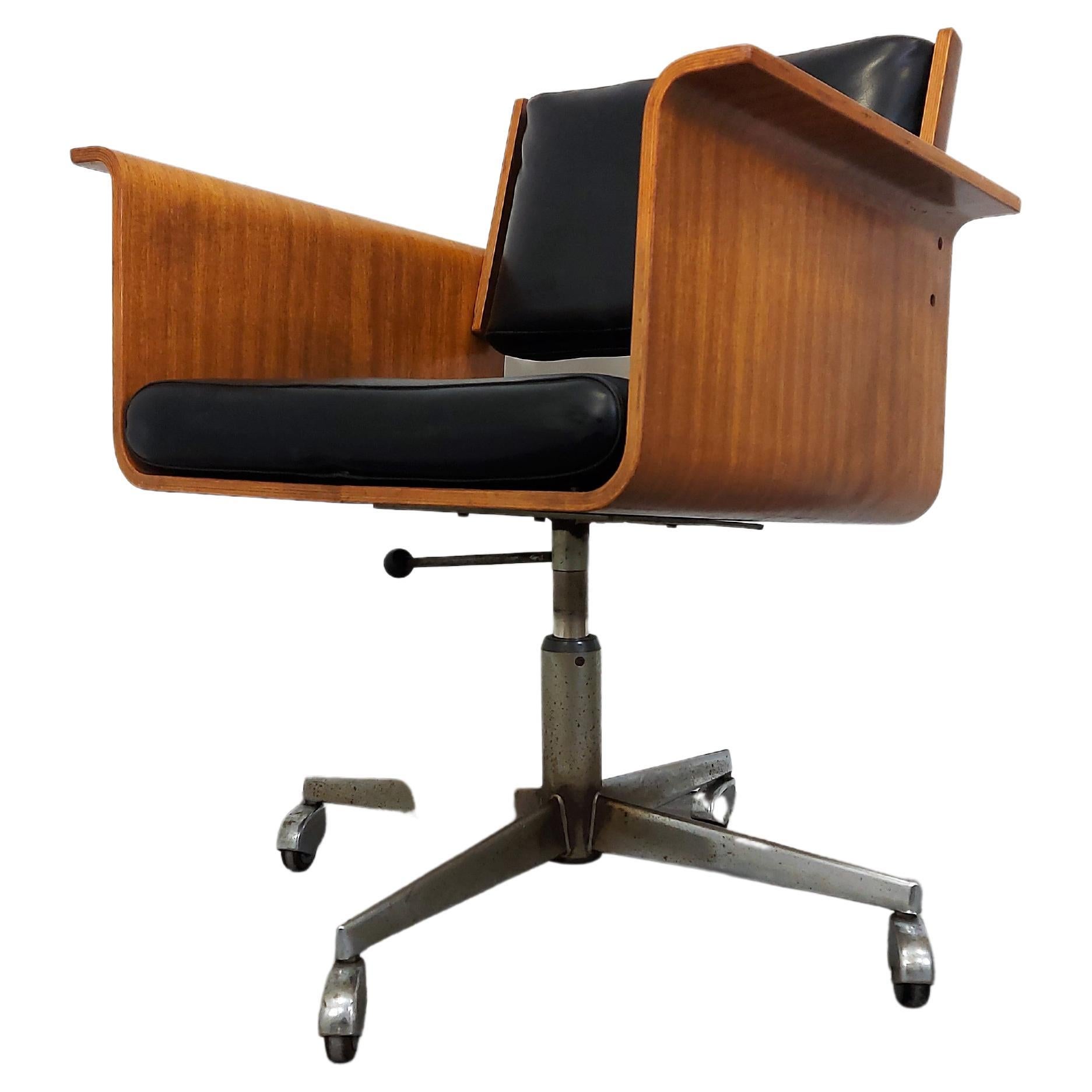 Italian Swivel Armchair of the 1970s "Neanderthal" Style For Sale at