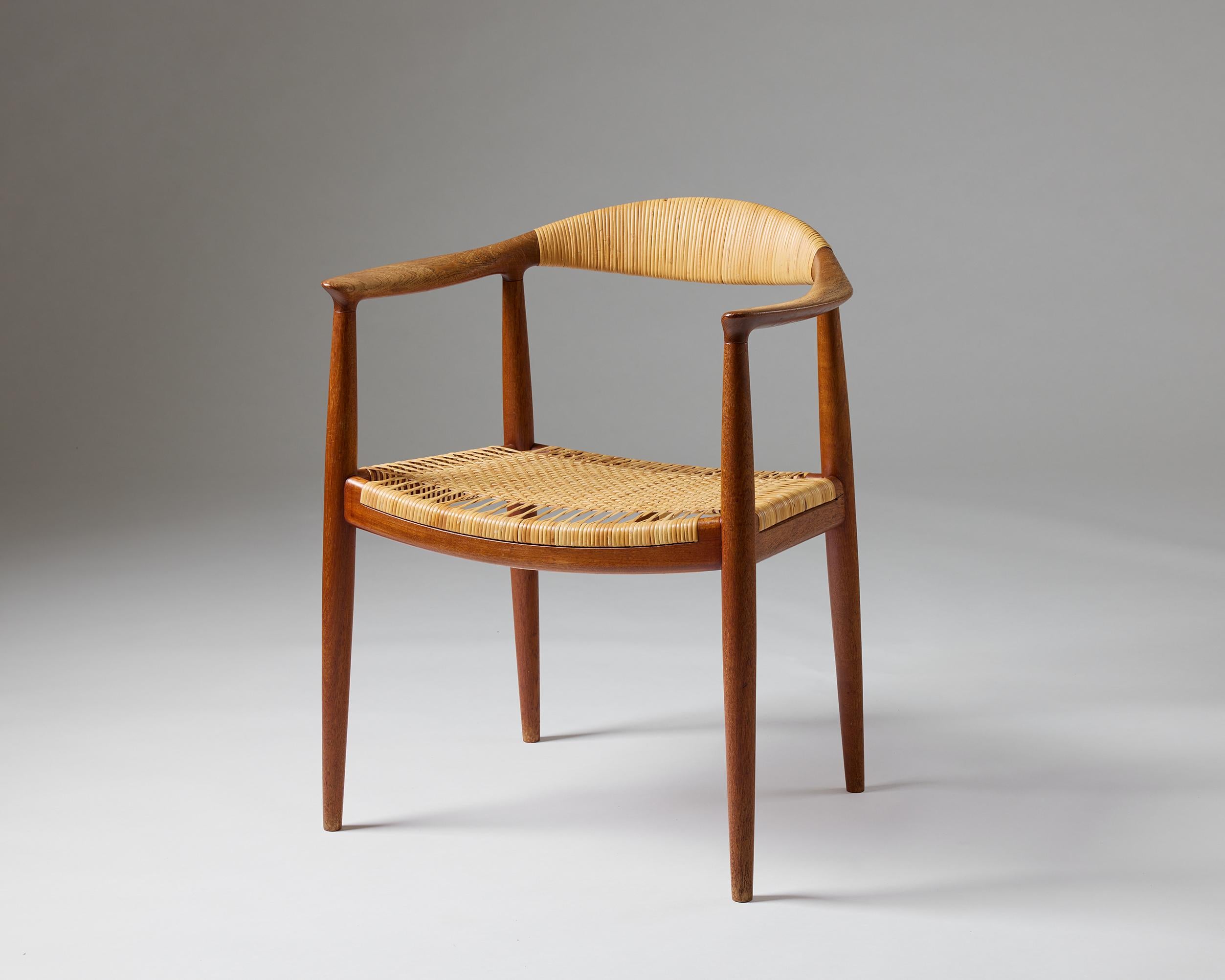 Sessel 'The Chair' Modell JH 501 entworfen von Hans Wegner für Johannes Hansen
Dänemark, 1949

Teakholz und Schilfrohr.


H: 76 cm / 2' 6