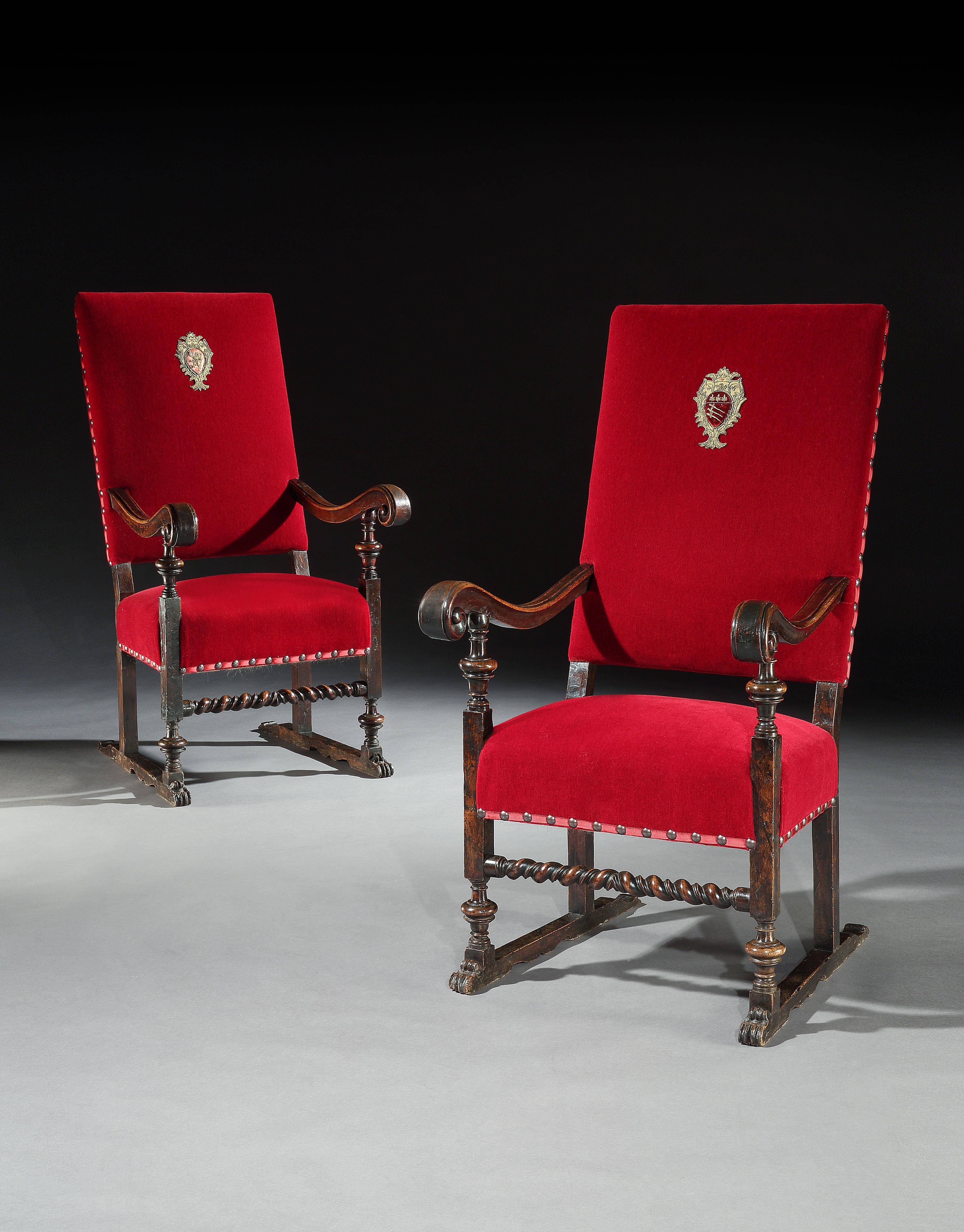 Rare paire de fauteuils ou coppia di seggioloni de la fin de la Renaissance italienne, rembourrés, en noyer, avec trône, ouverts, ayant conservé leurs armoiries d'origine.

Ces fauteuils trône sont caractéristiques de ceux que l'on trouve dans les