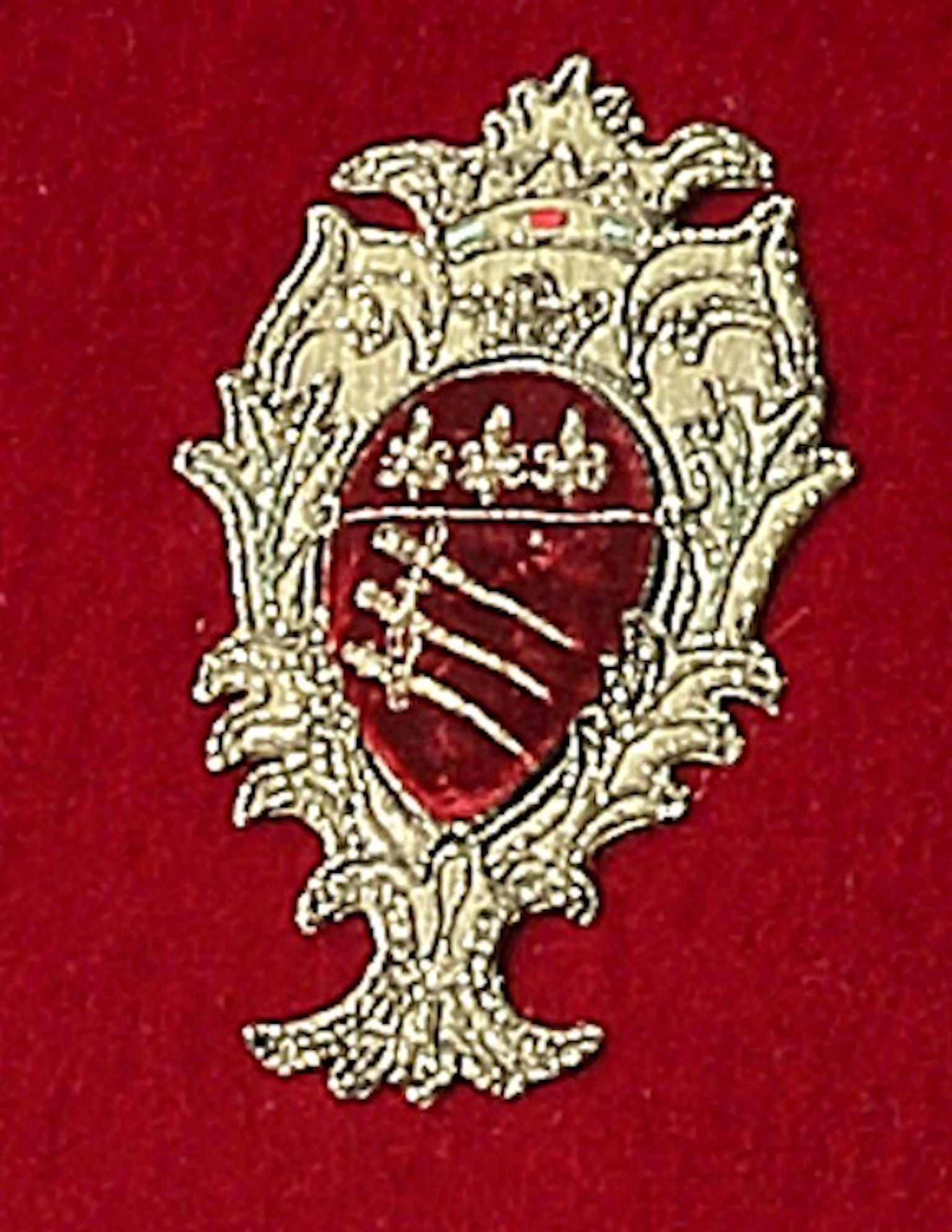 Paar italienische Thronsessel aus Nussbaumholz und rotem Mohairsamt mit Wappen aus Samt, Renaissance (Italienisch) im Angebot