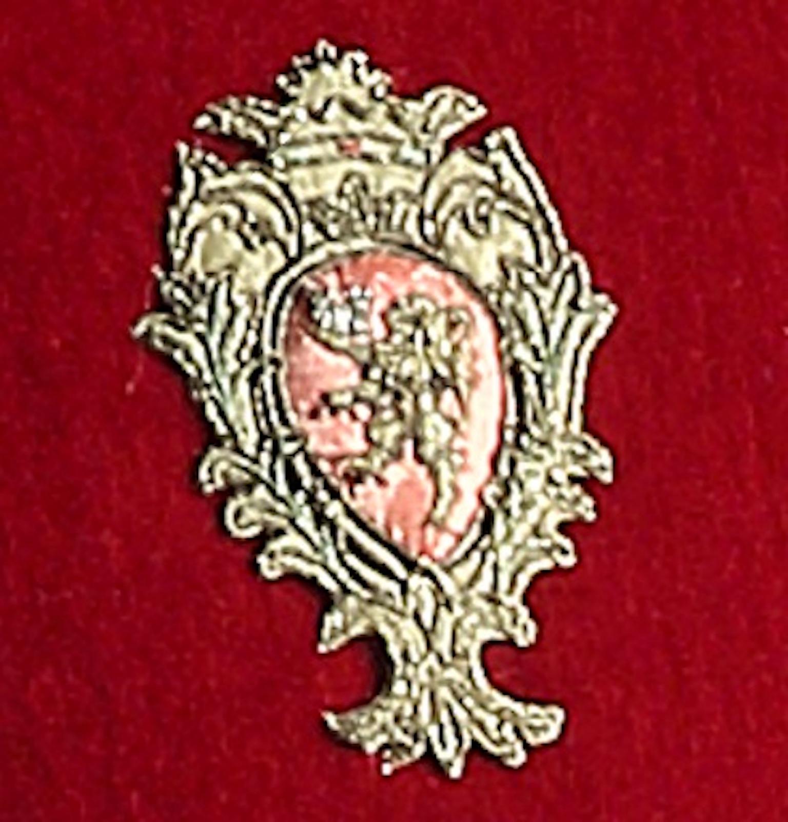 Paar italienische Thronsessel aus Nussbaumholz und rotem Mohairsamt mit Wappen aus Samt, Renaissance (Tischlerei) im Angebot