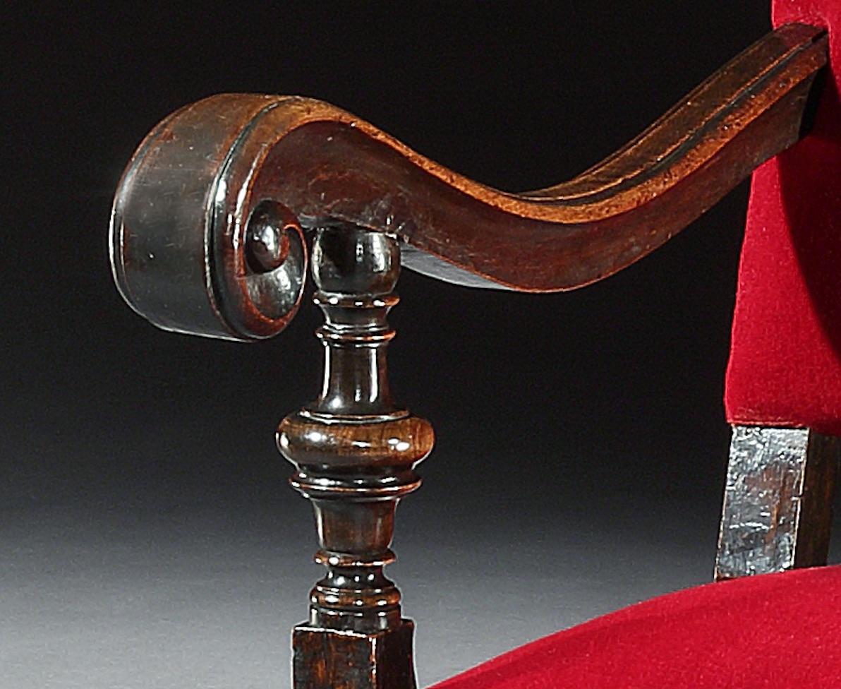 Paire de fauteuils trône italien noyer velours mohair rouge armorial renaissance Bon état - En vente à BUNGAY, SUFFOLK