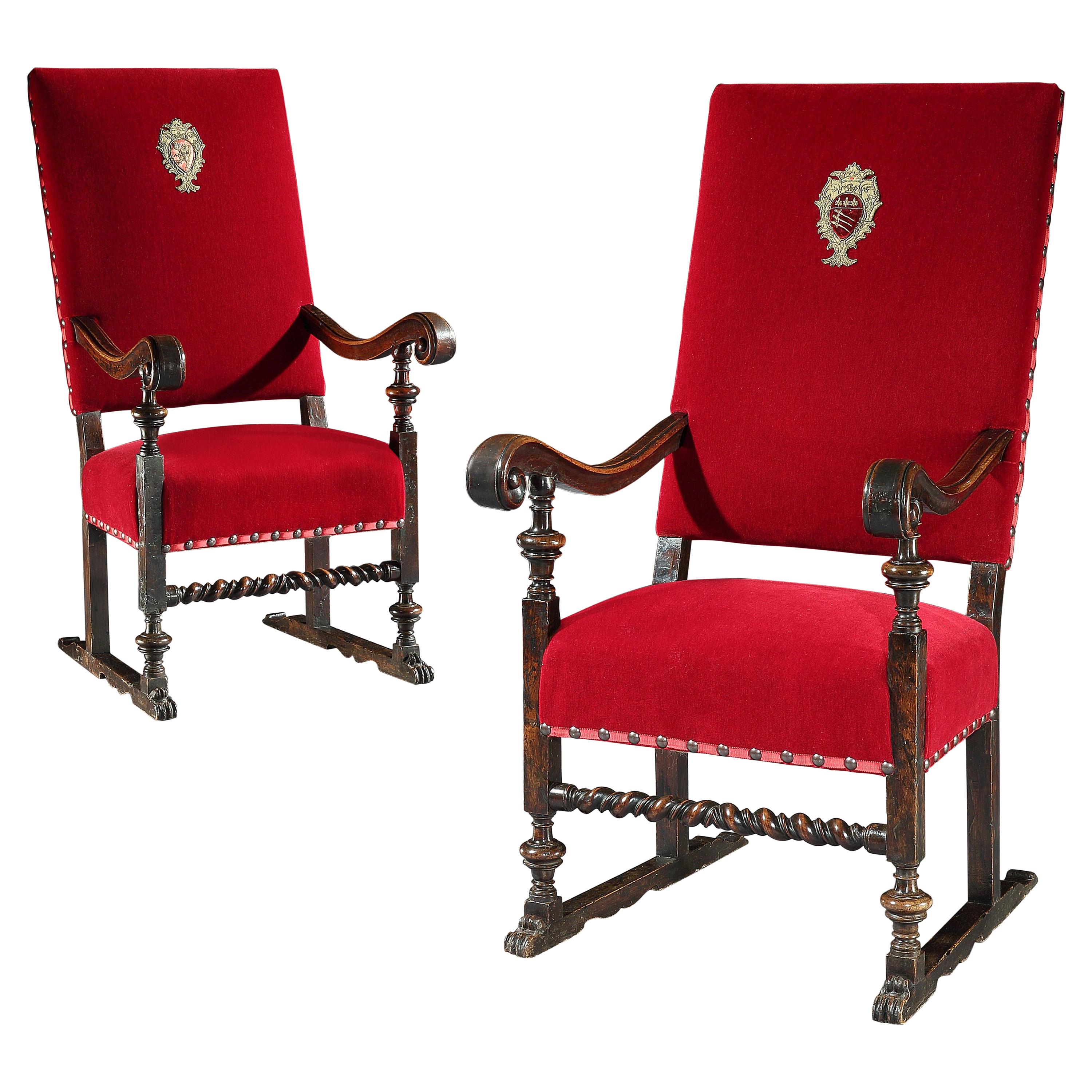 Paire de fauteuils trône italien noyer velours mohair rouge armorial renaissance