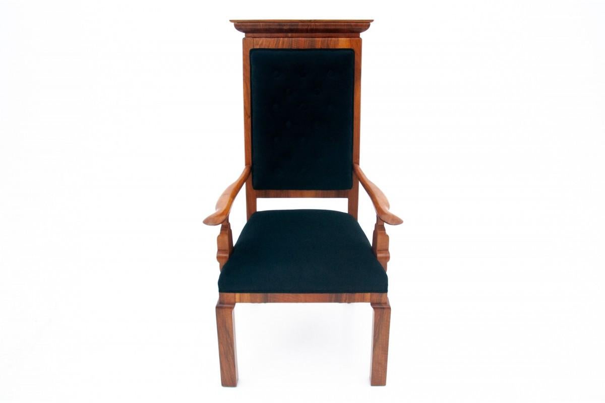 Antiker Sessel aus den 1920er Jahren.

Möbel in sehr gutem Zustand, professionell renoviert, Sitz und Rückenlehne mit neuem Stoff bezogen.

Abmessungen: Höhe 132 cm / Sitzhöhe. 50 cm / Breite 72 cm / Tiefe 66 cm