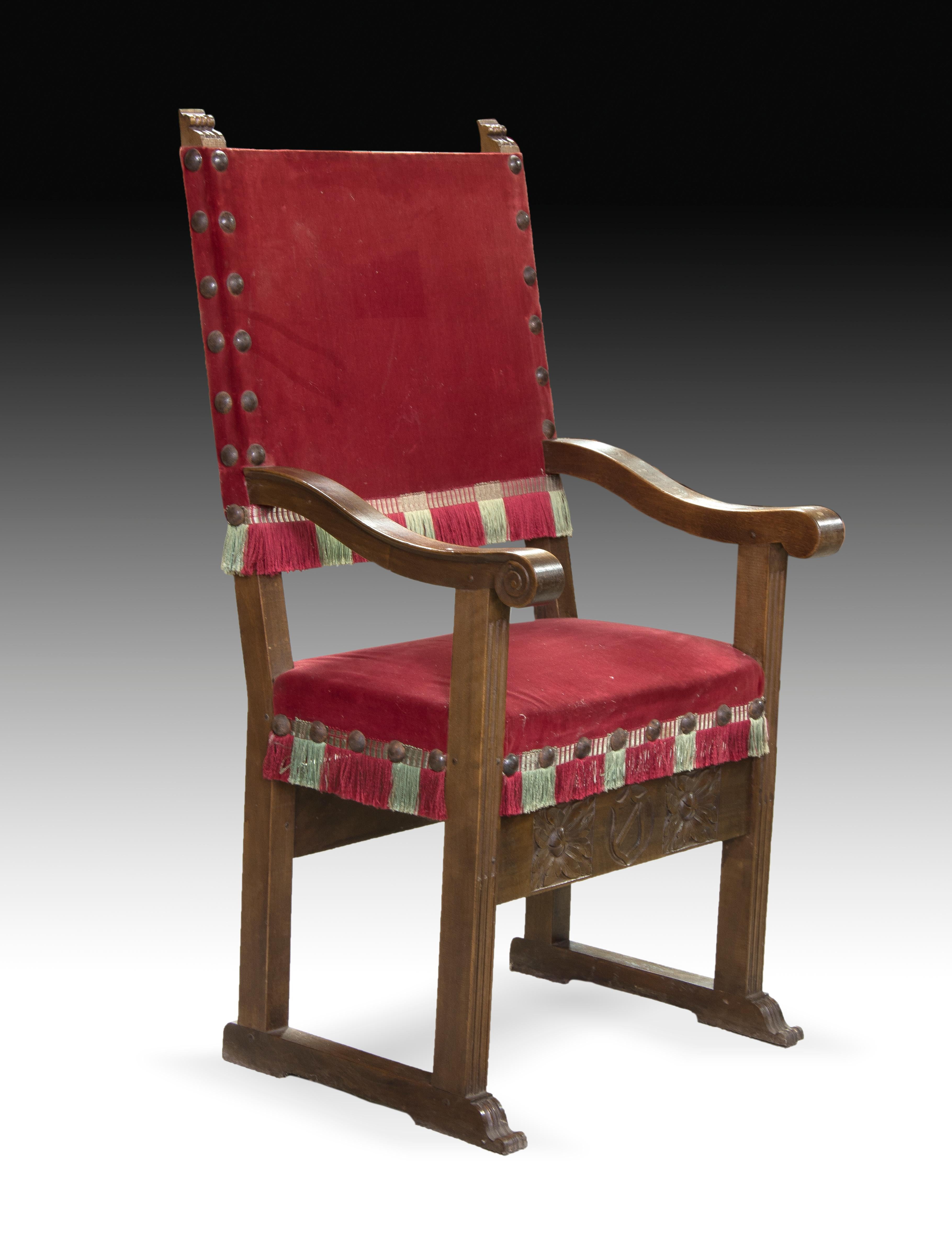 This type of seat was very common in Spain despite its Italian origin. The typology was introduced in the 16th century, and remained as usual in Spanish furniture during the following centuries, becoming really popular in the 19th and 20th centuries