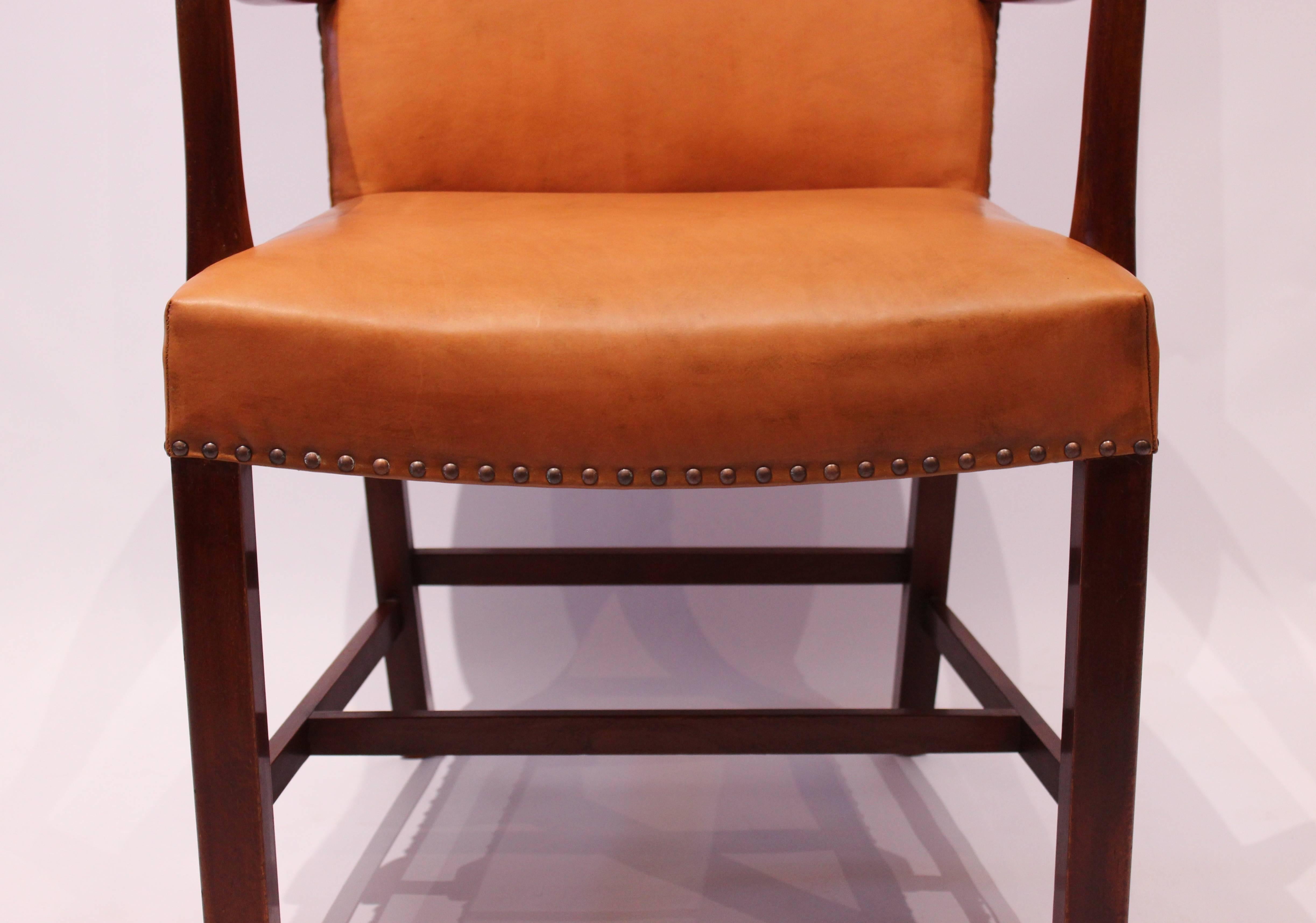 Sessel, gepolstert mit cognacfarbenem, elegantem Leder von Fritz Hansen, 1944 (Dänisch) im Angebot