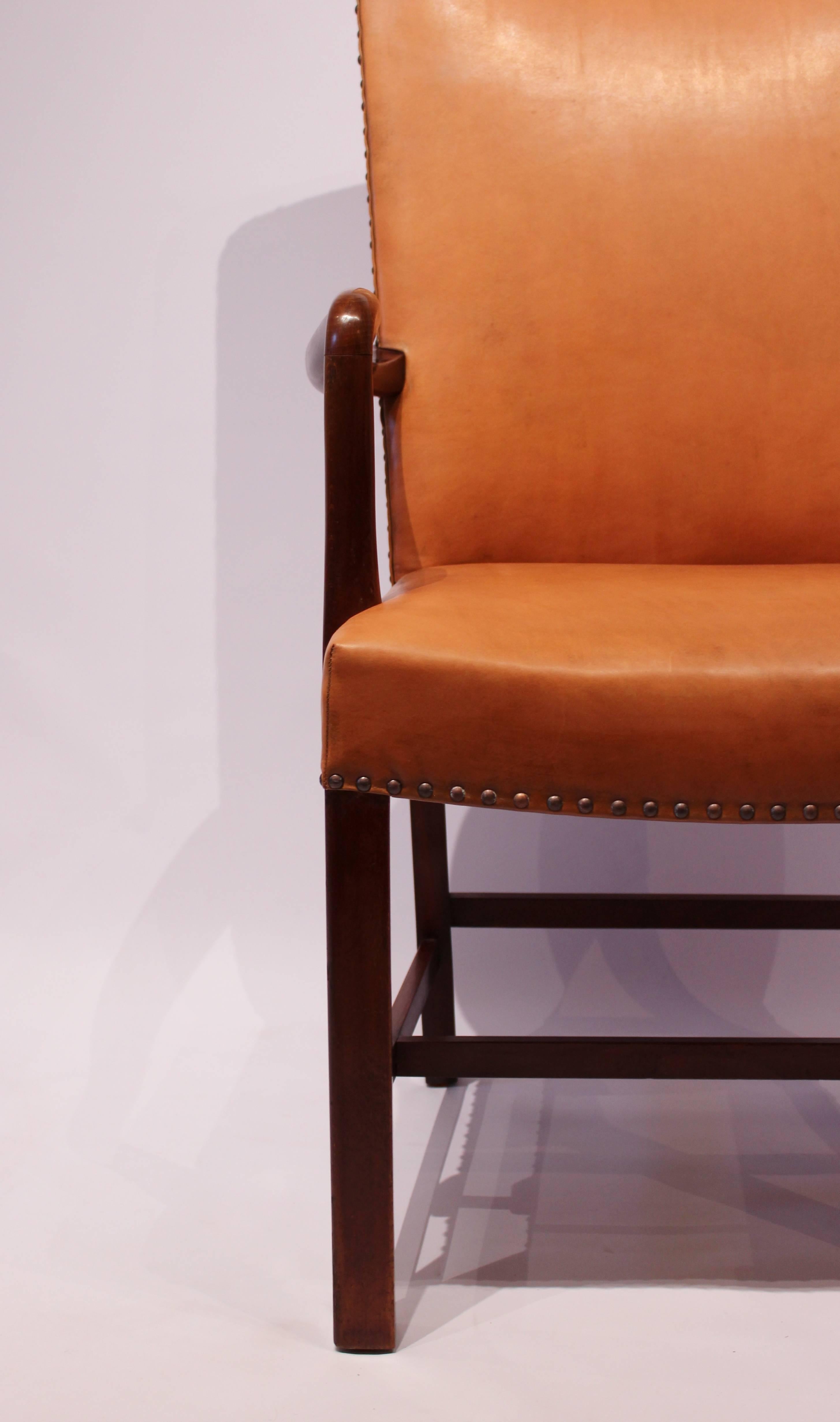 Sessel, gepolstert mit cognacfarbenem, elegantem Leder von Fritz Hansen, 1944 (Poliert) im Angebot