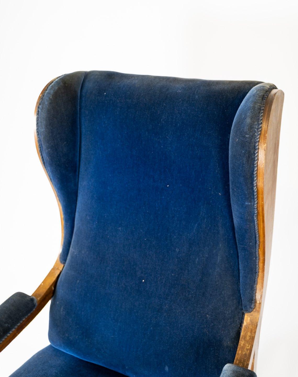 Scandinave moderne Fauteuil en velours bleu et acajou conçu par Fritz Henningsen à partir des années 1940 en vente