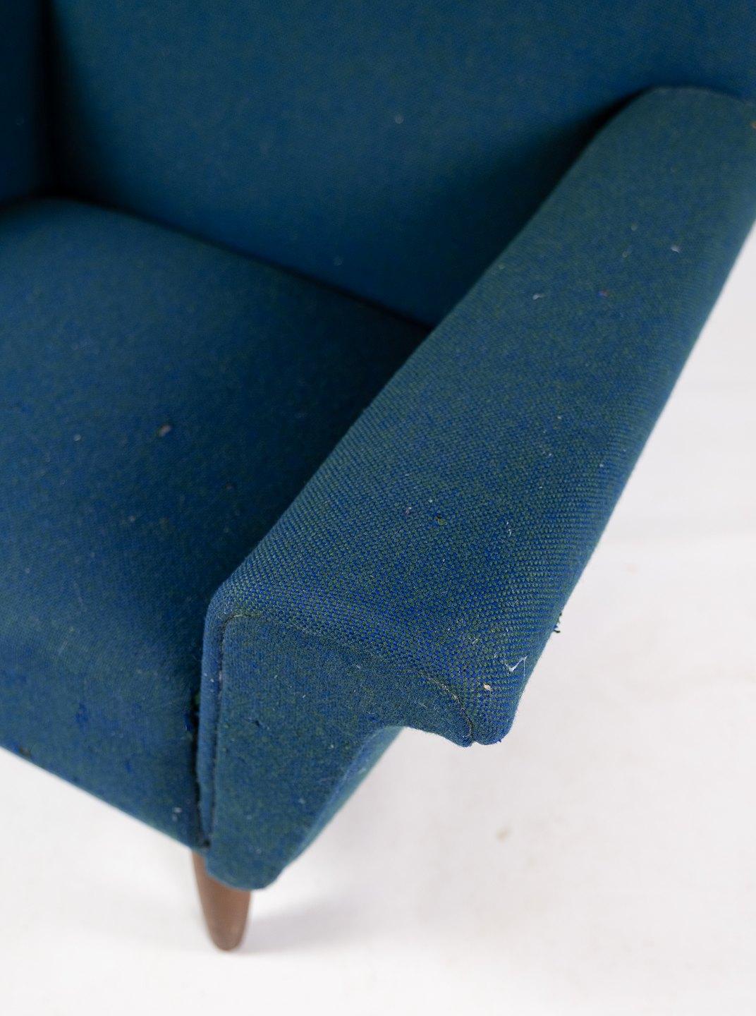 Scandinavian Modern Armchair Upholstered with Dark Blue Wool Fabric and Legs in Dark Wood, 1960s For Sale