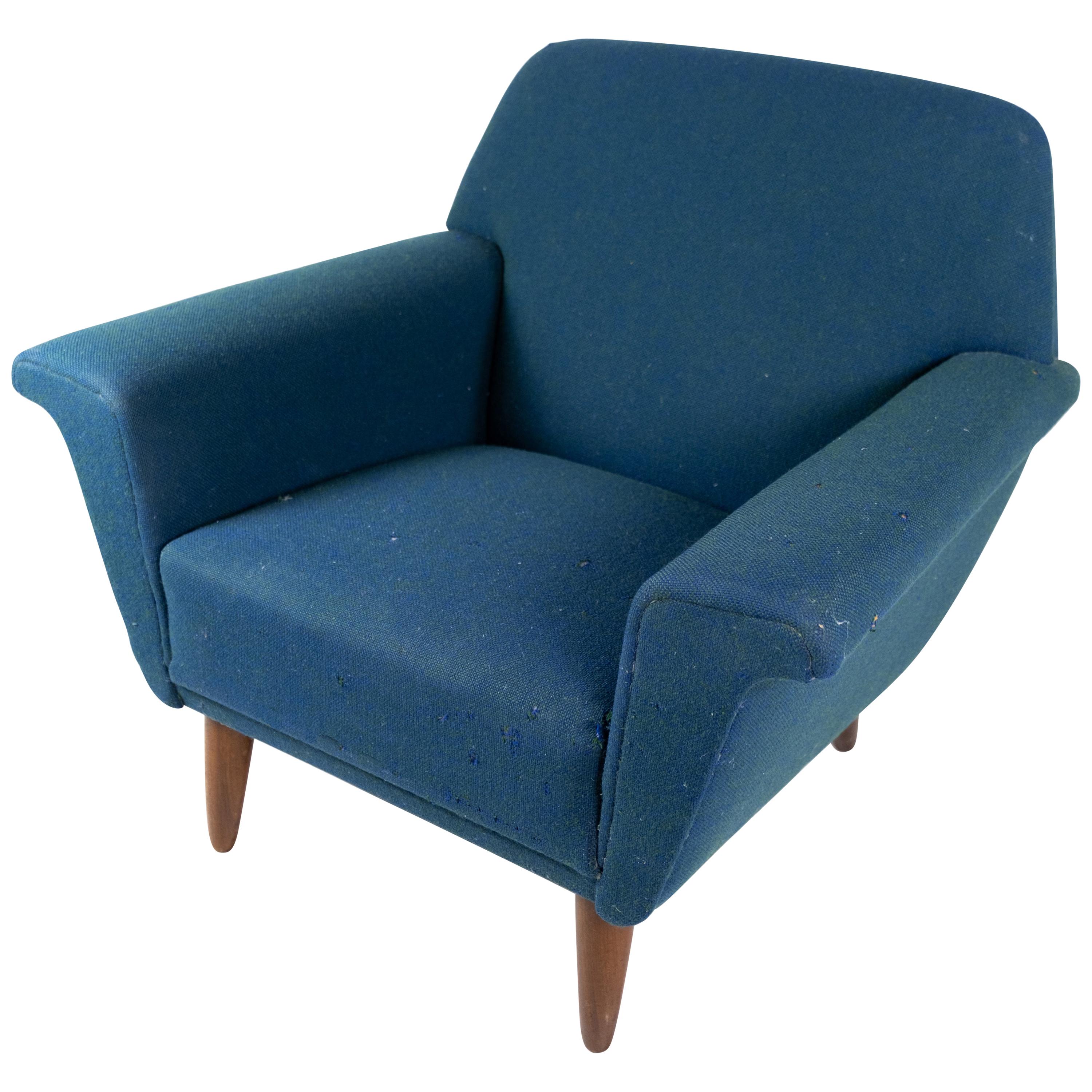 Fauteuil tapissé de tissu de laine bleu foncé et de pieds en bois foncé, années 1960