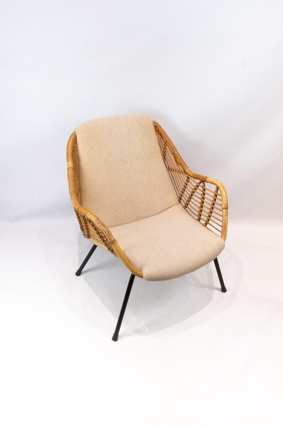 Armchair upholstered with light fabric in wood and frame in metal of Danish design from the 1950s. The chair is in great vintage condition.
  