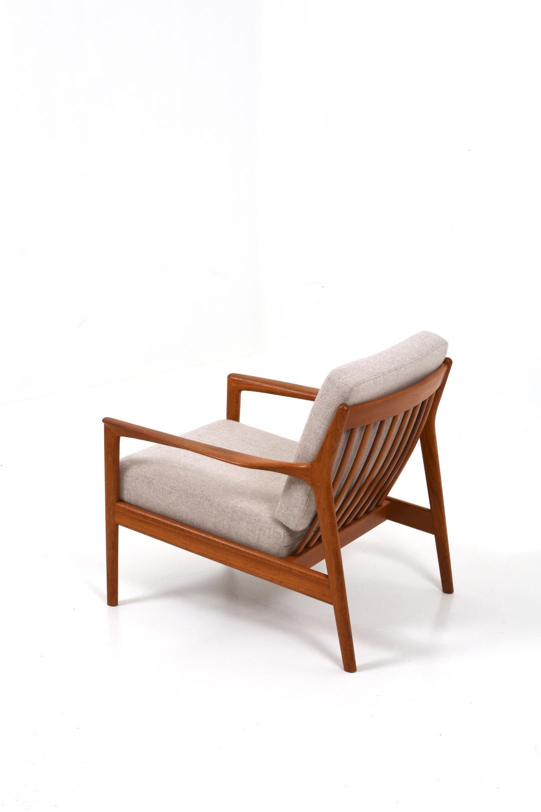 L'un des fauteuils vintage les plus recherchés ! Le modèle s'appelle USA75 et a été conçu par Folke Calle pour DUX. En ce moment, nous en avons deux en stock pour que vous puissiez en avoir une paire !

Le fauteuil date des années 60, il a un design